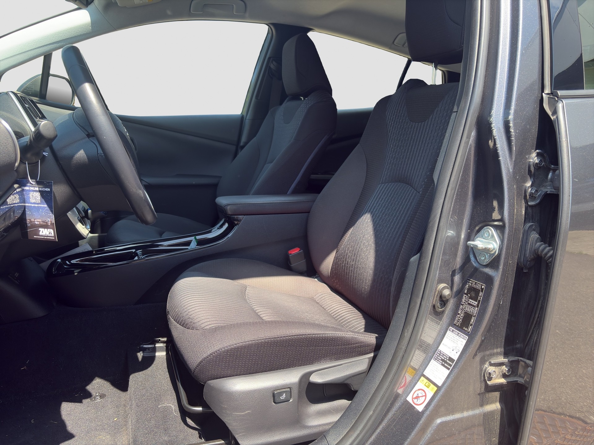 TOYOTA Prius 1.8 VVT-i Plug-in Hybrid Solar-image-11