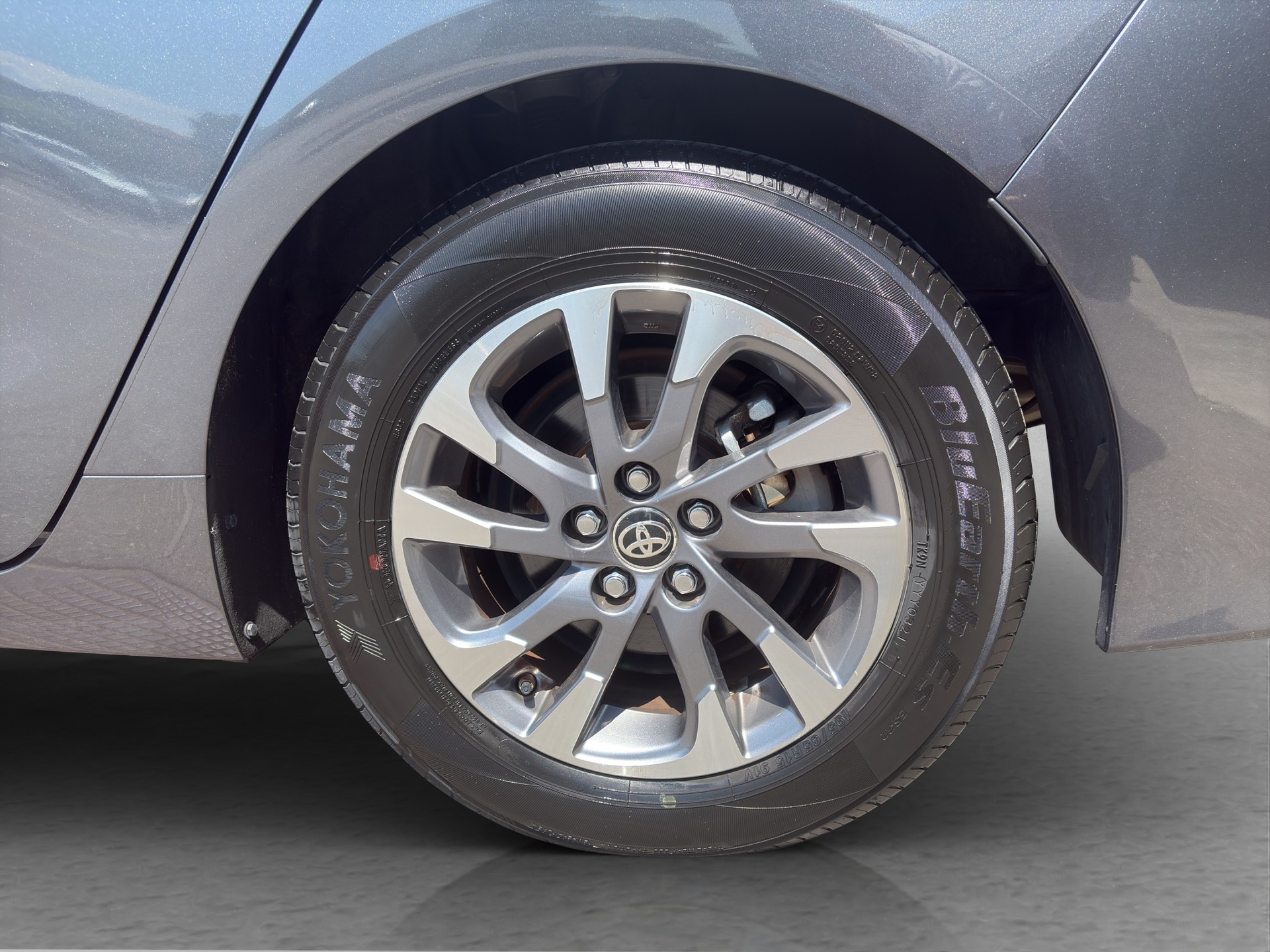 TOYOTA Prius 1.8 VVT-i Plug-in Hybrid Solar-image-2