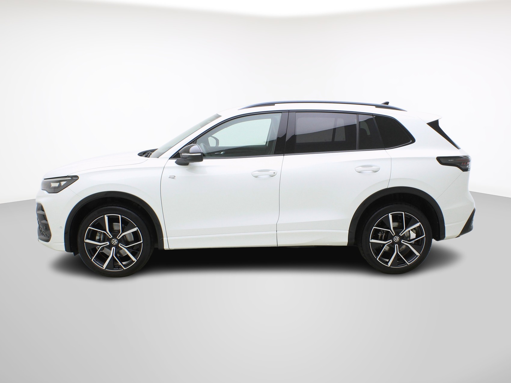 VW Tiguan 2.0 TSI DSG R-Line Black Style 4Motion-image-2