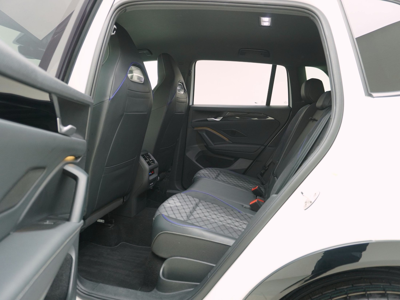 VW Tiguan 2.0 TSI DSG R-Line Black Style 4Motion-image-11
