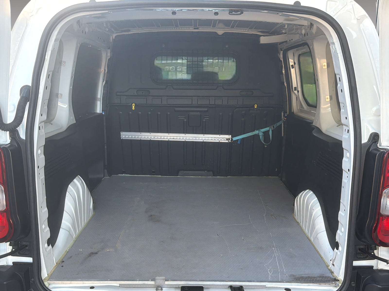 PEUGEOT Partner Kaw. 1000 Standard 1.5 BlueHDI 130 Asphalt S/S-image-15