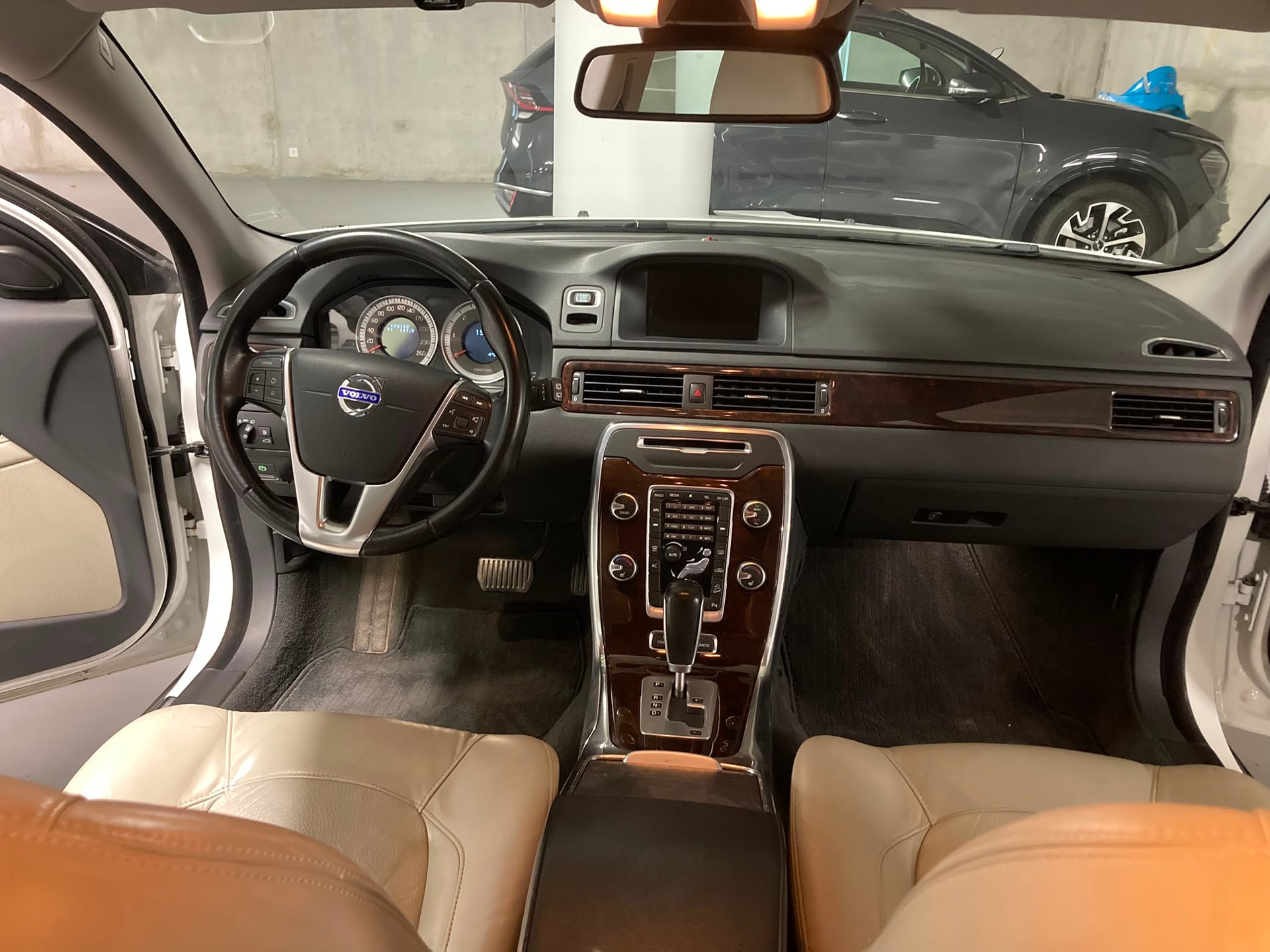 VOLVO 2.4 D3 Momentum AWD-image-2