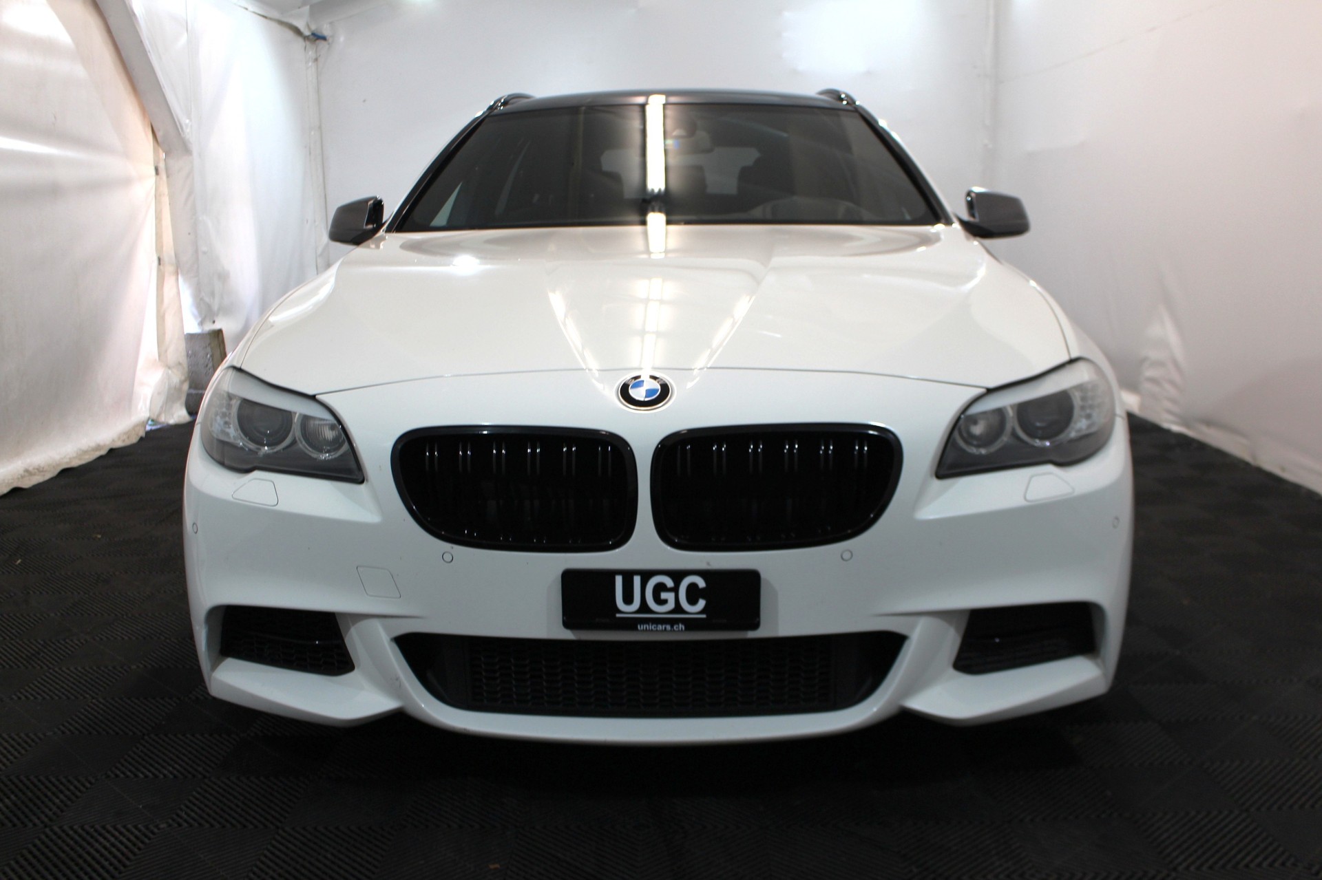 BMW 535d xDrive Touring-showroom-element-1