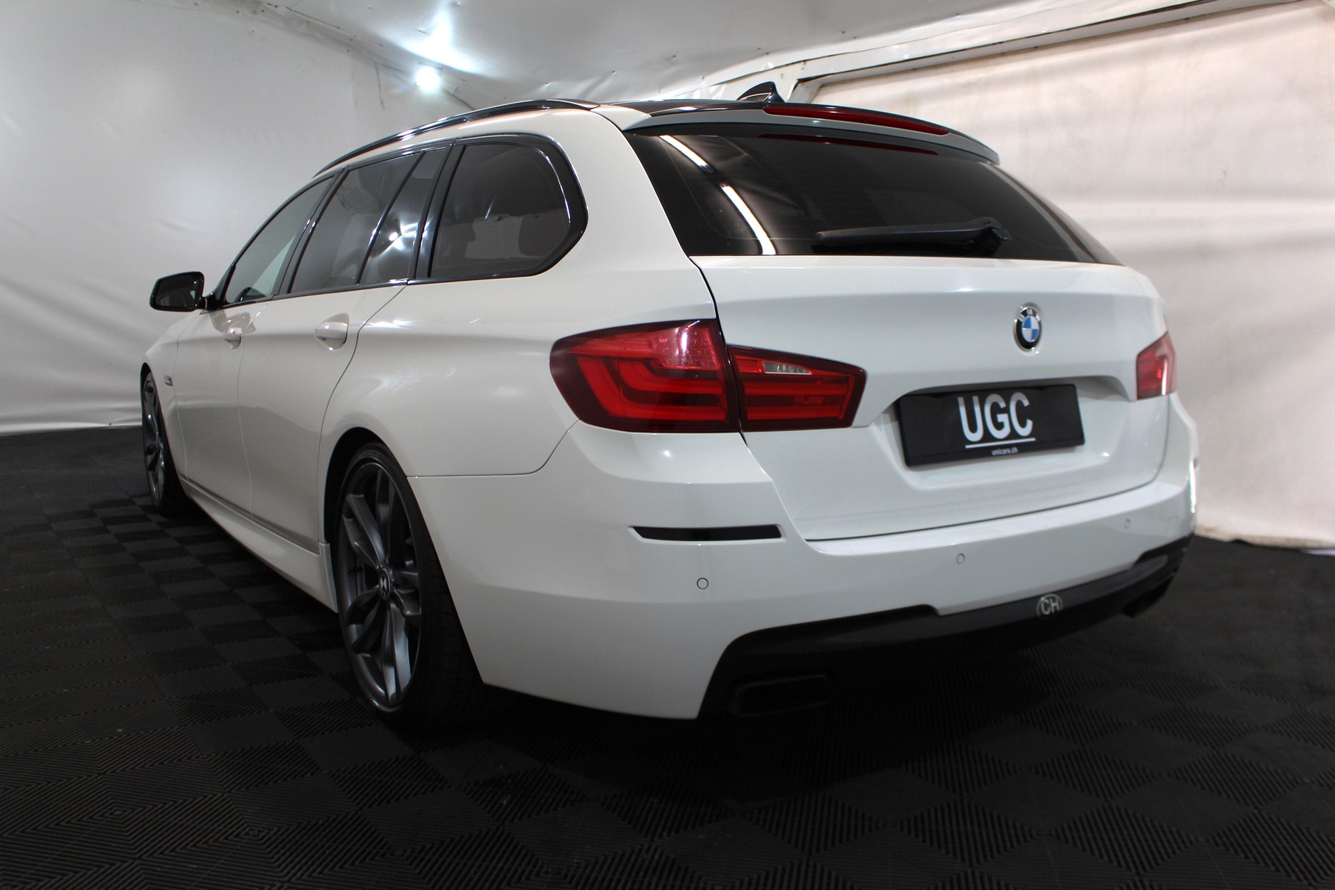 BMW 535d xDrive Touring-showroom-element-3
