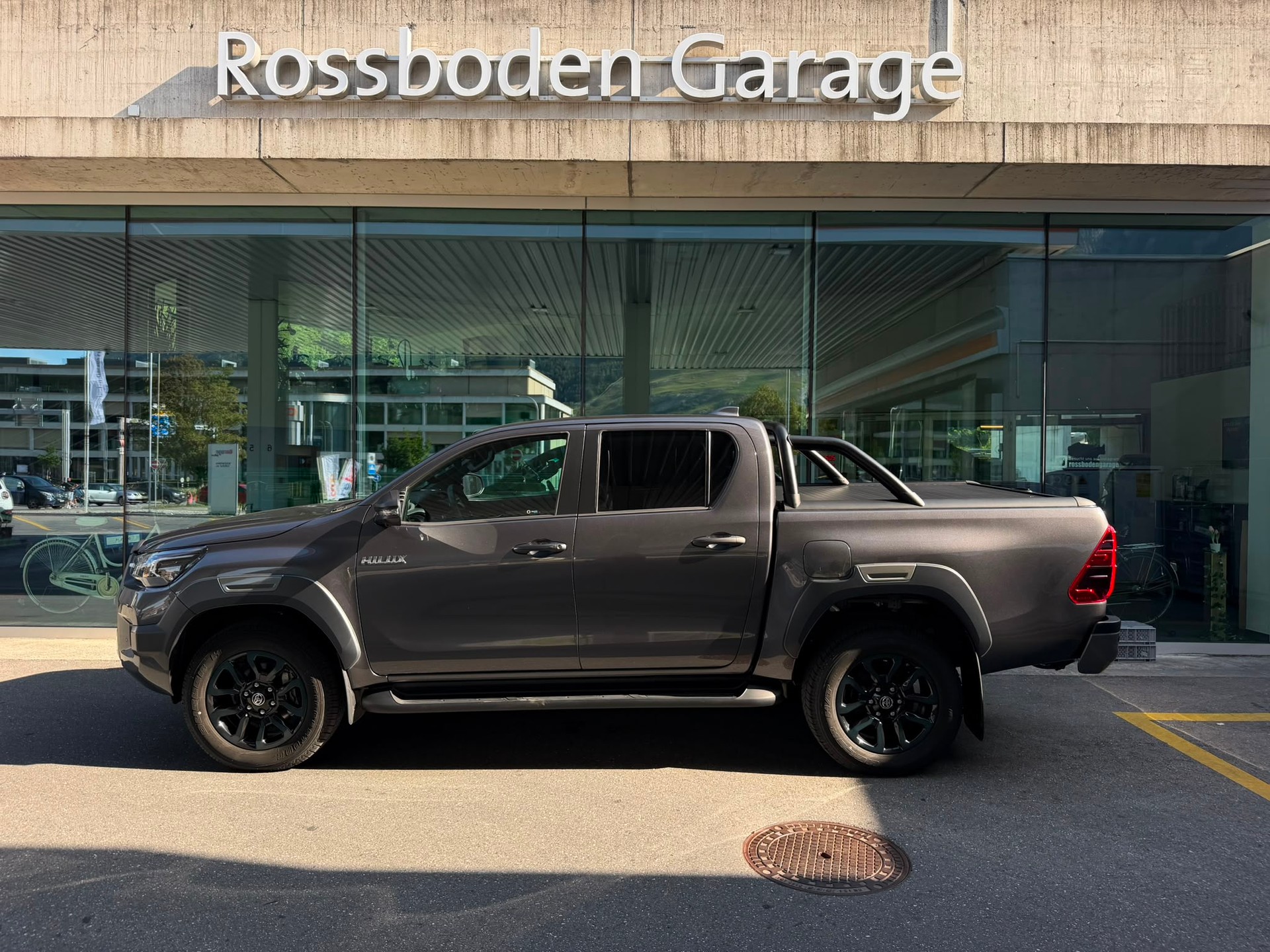 TOYOTA Hilux 2.8d MHEV Invincible Double Cab 4x4-image-0