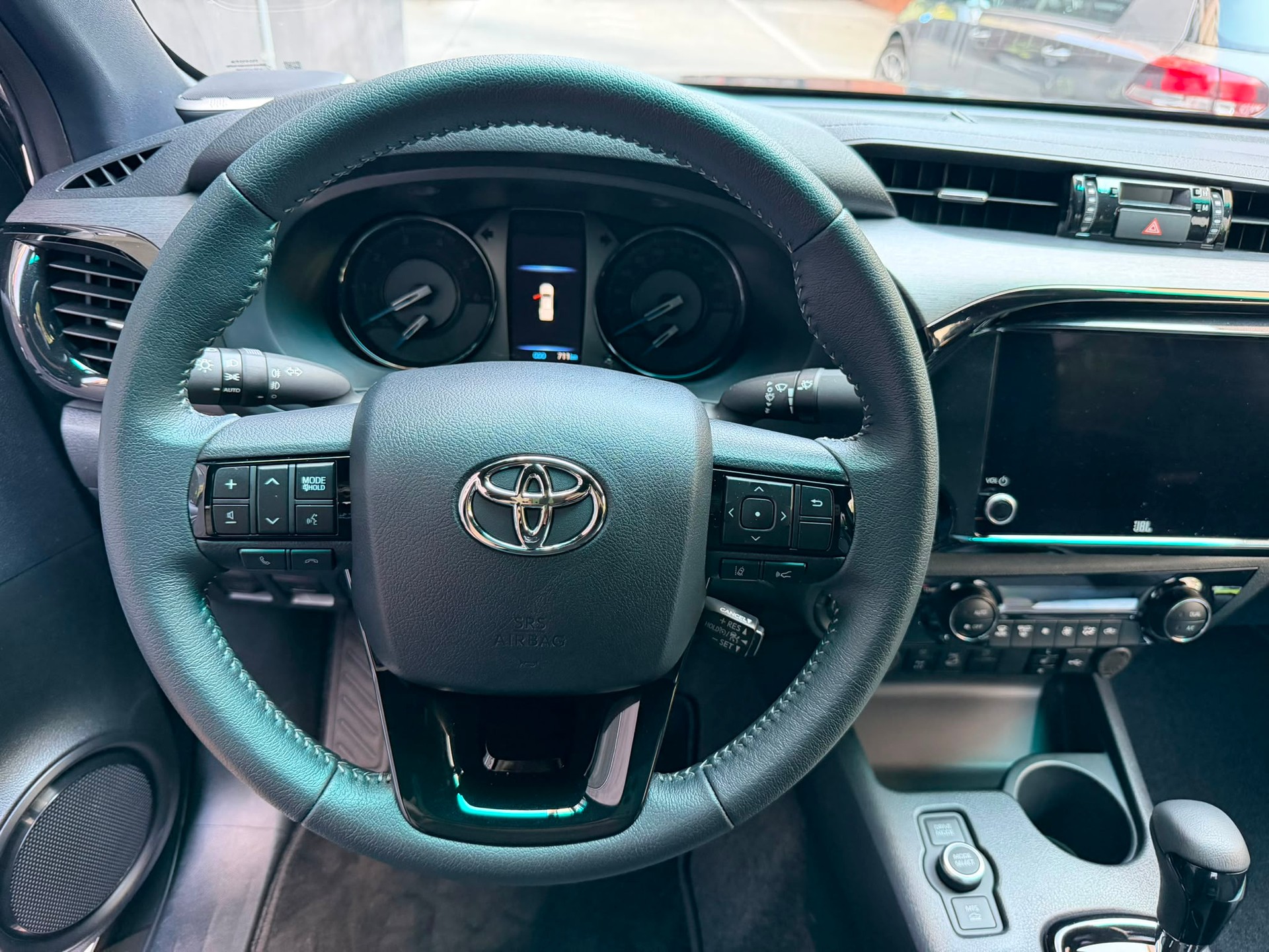 TOYOTA Hilux 2.8d MHEV Invincible Double Cab 4x4-image-9