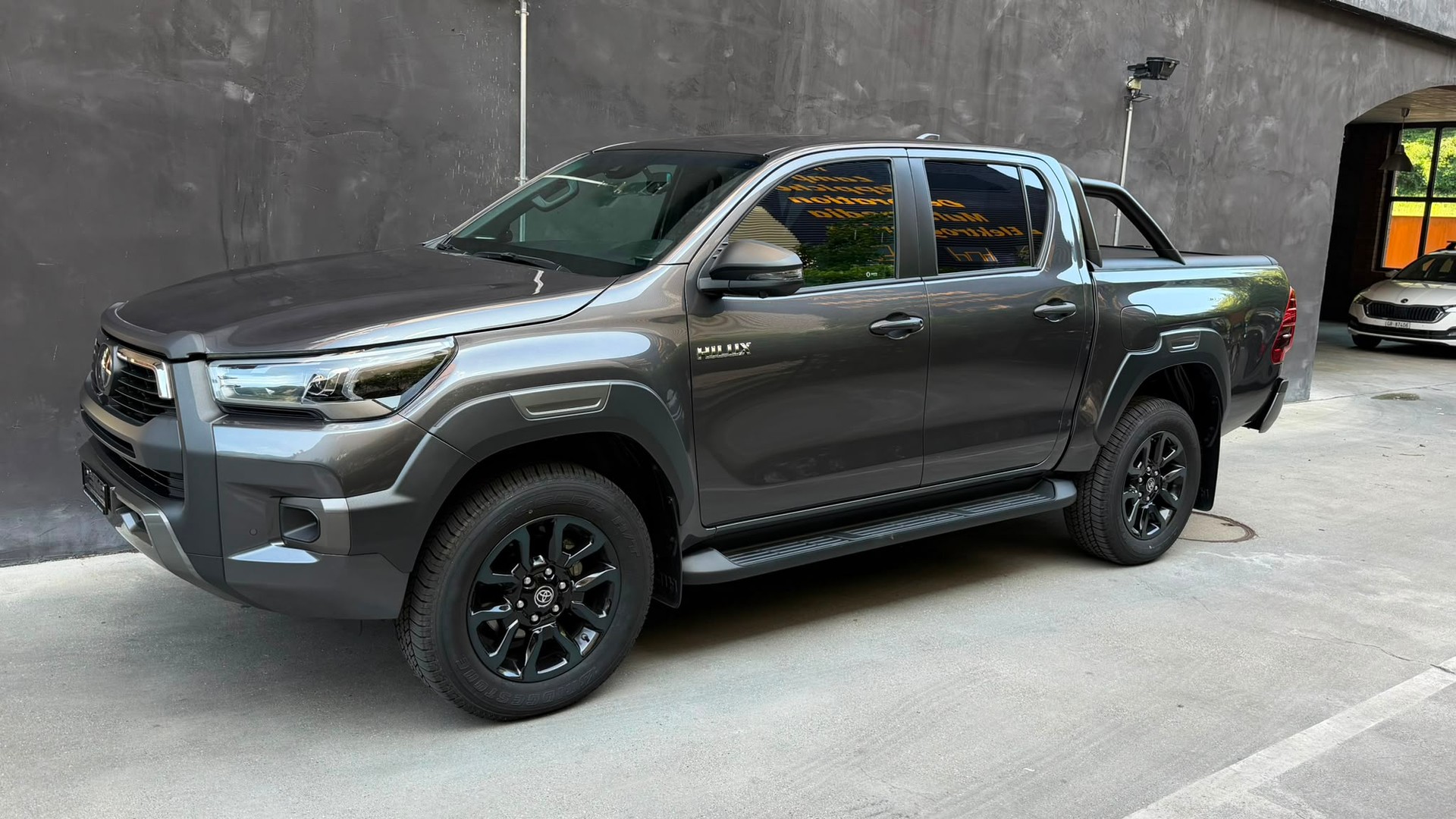 TOYOTA Hilux 2.8d MHEV Invincible Double Cab 4x4-image-5