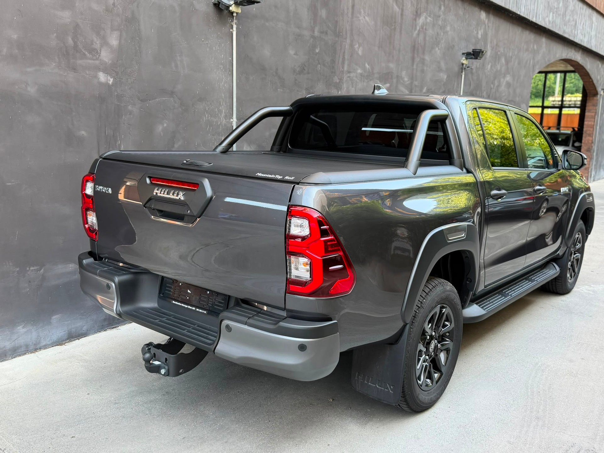 TOYOTA Hilux 2.8d MHEV Invincible Double Cab 4x4-image-3