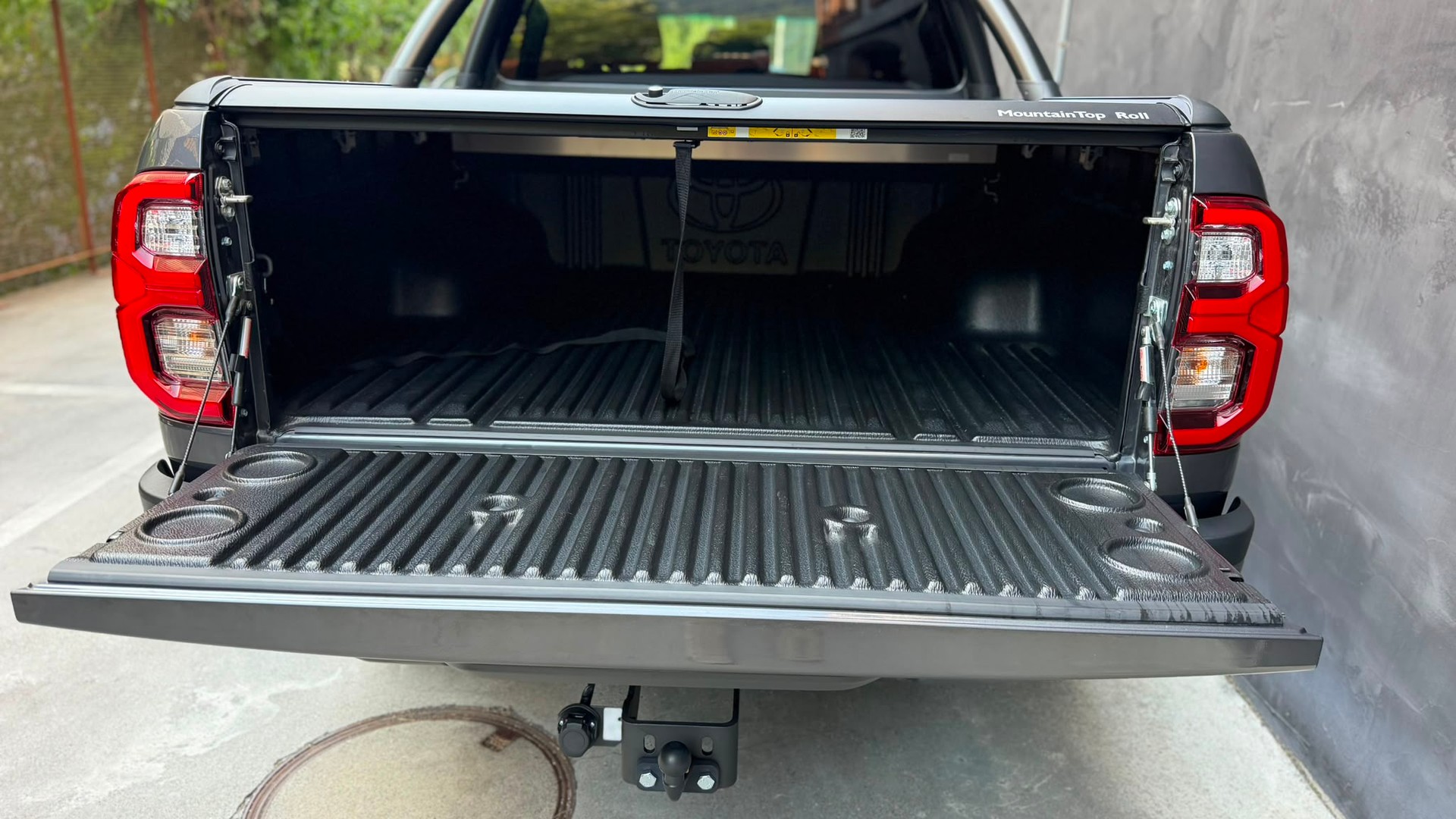 TOYOTA Hilux 2.8d MHEV Invincible Double Cab 4x4-image-8
