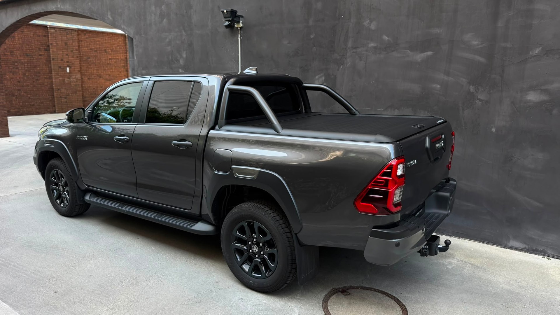 TOYOTA Hilux 2.8d MHEV Invincible Double Cab 4x4-image-6