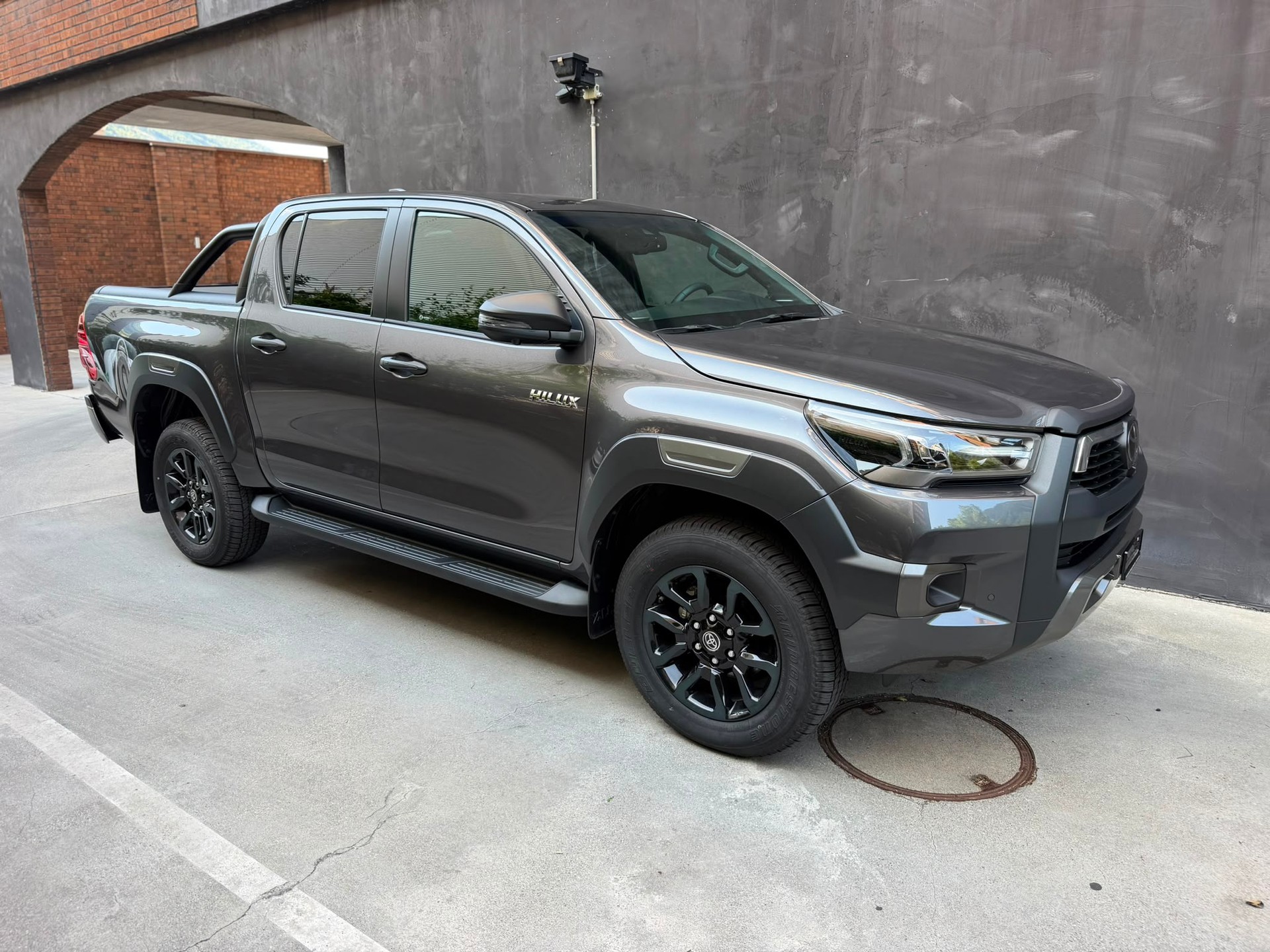 TOYOTA Hilux 2.8d MHEV Invincible Double Cab 4x4-image-4