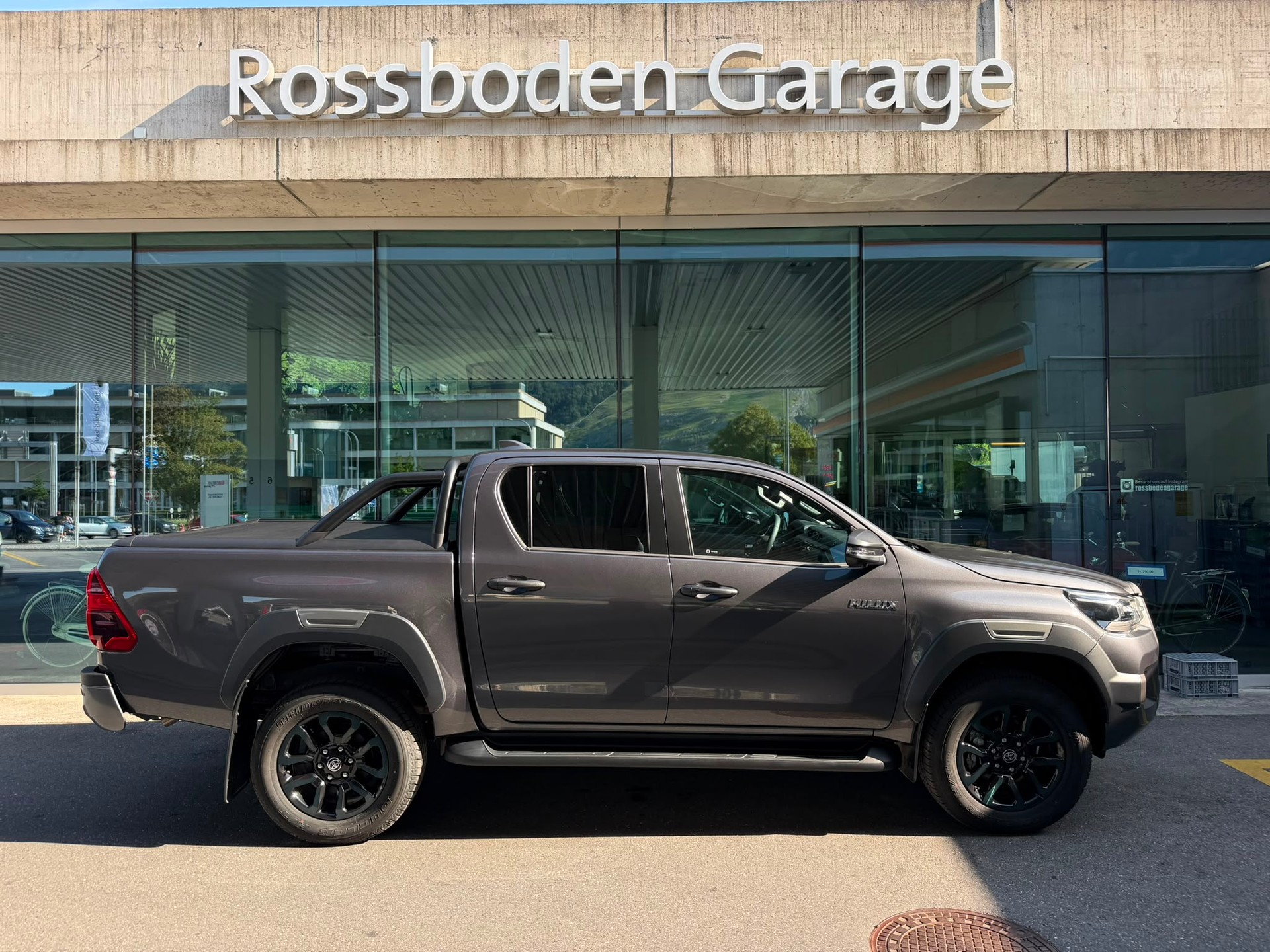 TOYOTA Hilux 2.8d MHEV Invincible Double Cab 4x4-image-1