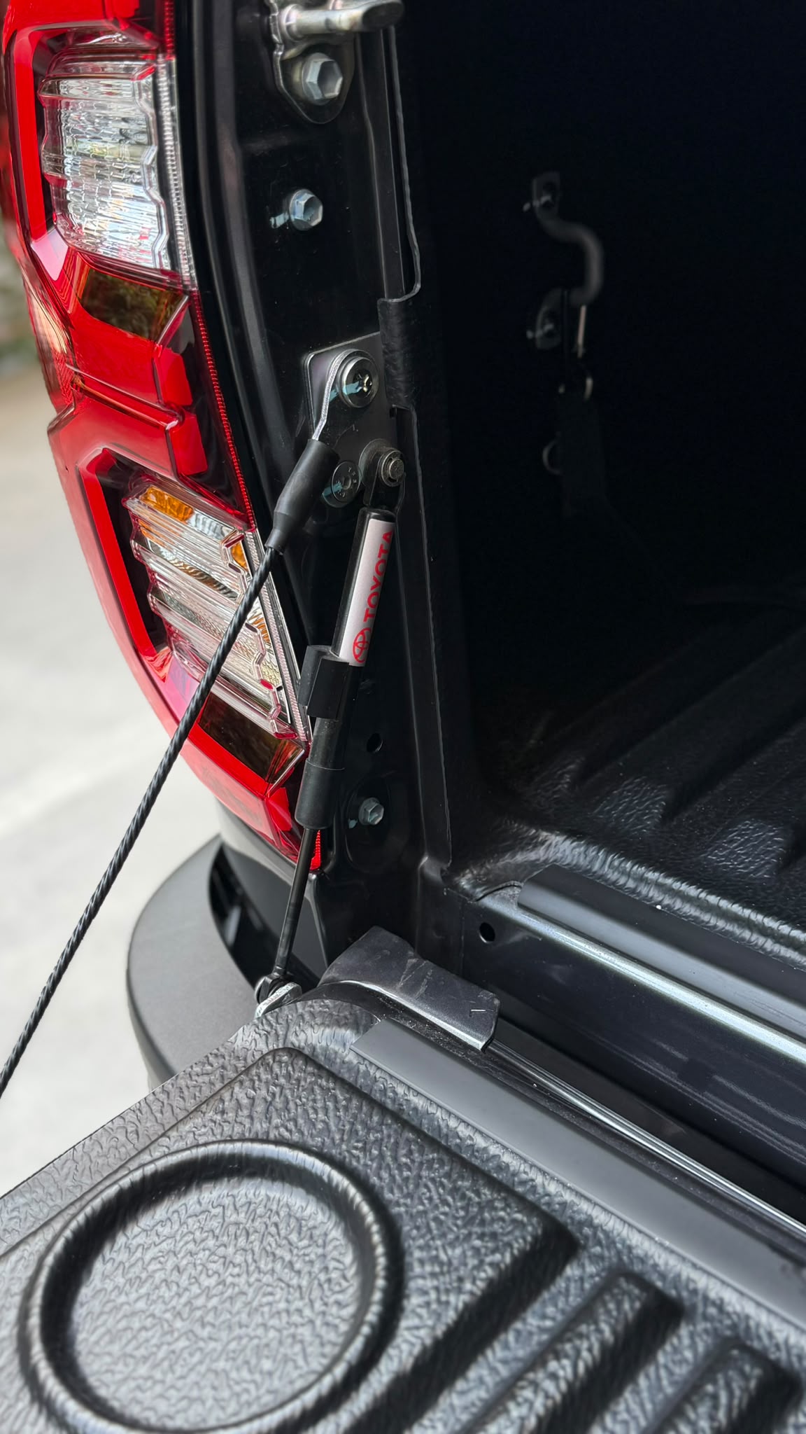 TOYOTA Hilux 2.8d MHEV Invincible Double Cab 4x4-image-7