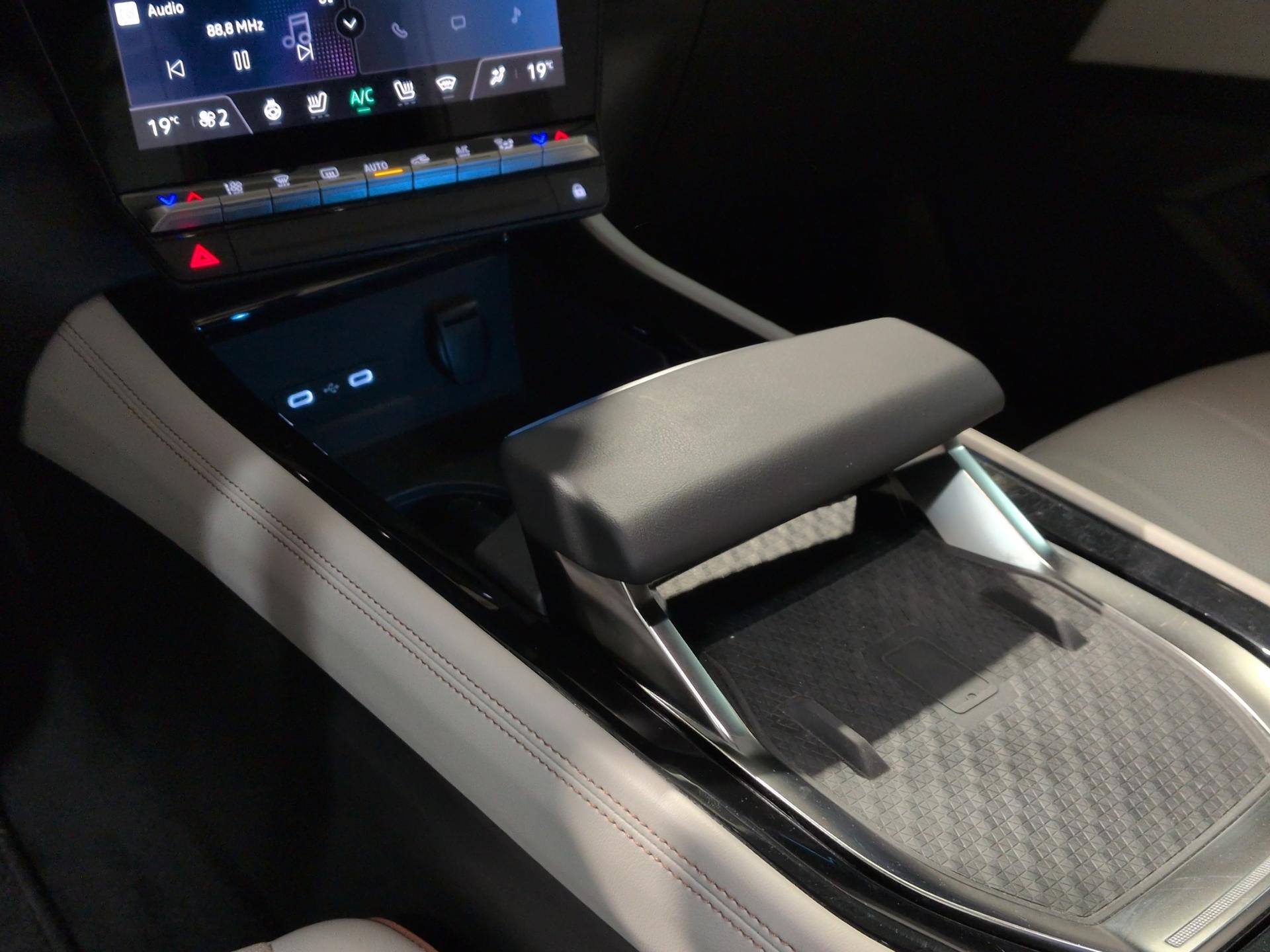 RENAULT Espace 1.2 E-Tech 200 Iconic-image-11