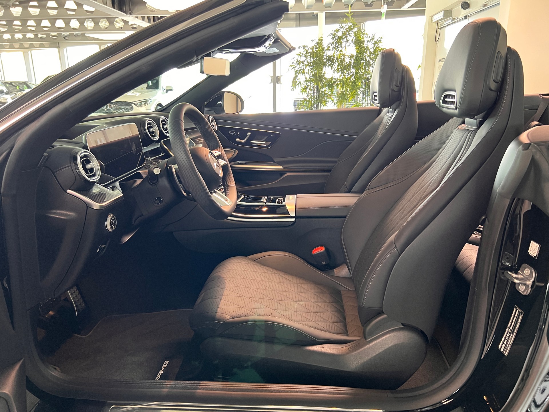 MERCEDES-BENZ CLE AMG 53 Cabrio 4Matic+ 9G-Tronic-image-9