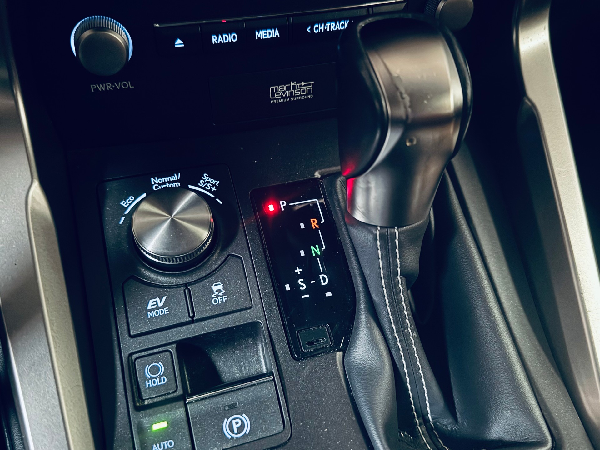 LEXUS NX 300h Excellence E-Four Automatic-image-24