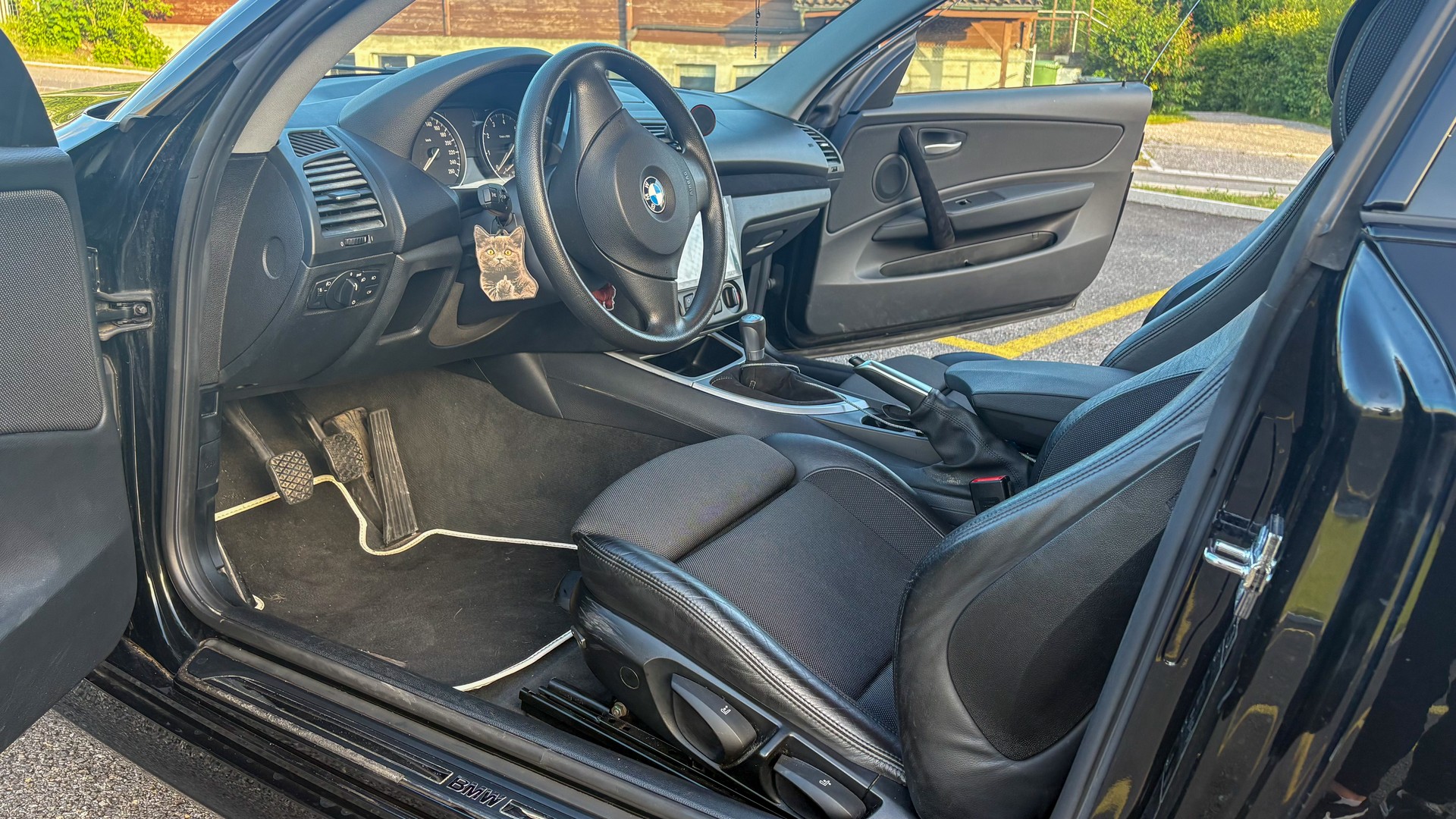 BMW 120i-image-4