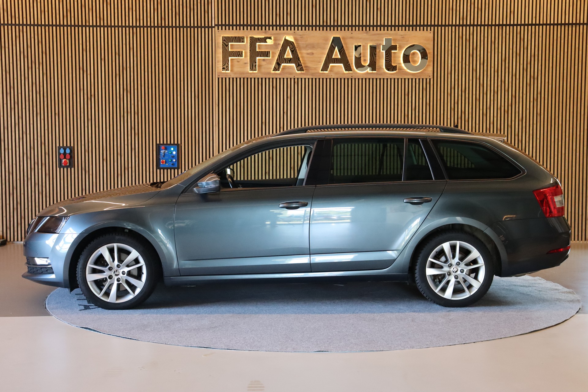SKODA Octavia Combi 2.0 TDI 184 Style 4x4 DSG-image-8
