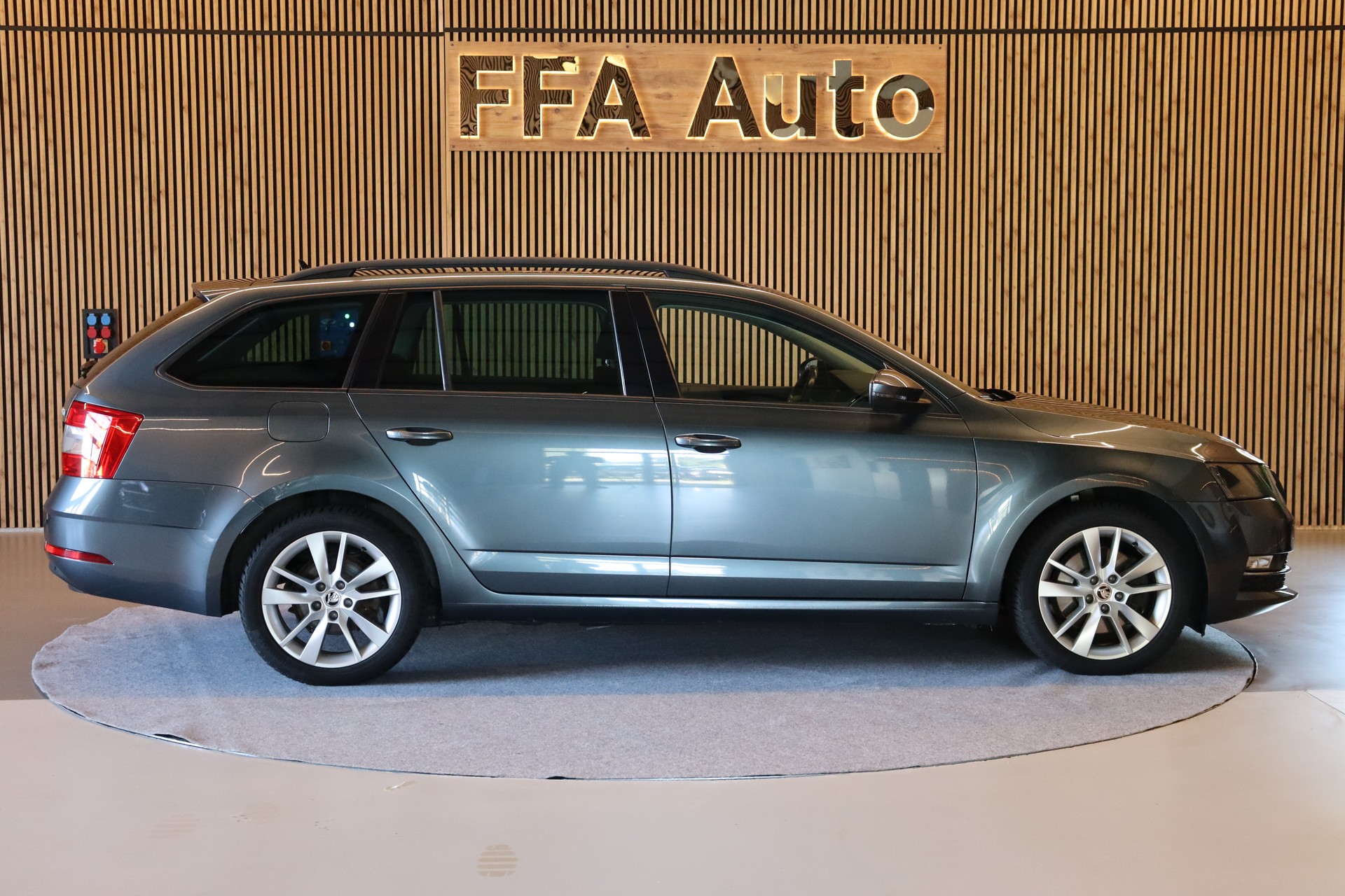 SKODA Octavia Combi 2.0 TDI 184 Style 4x4 DSG-image-3