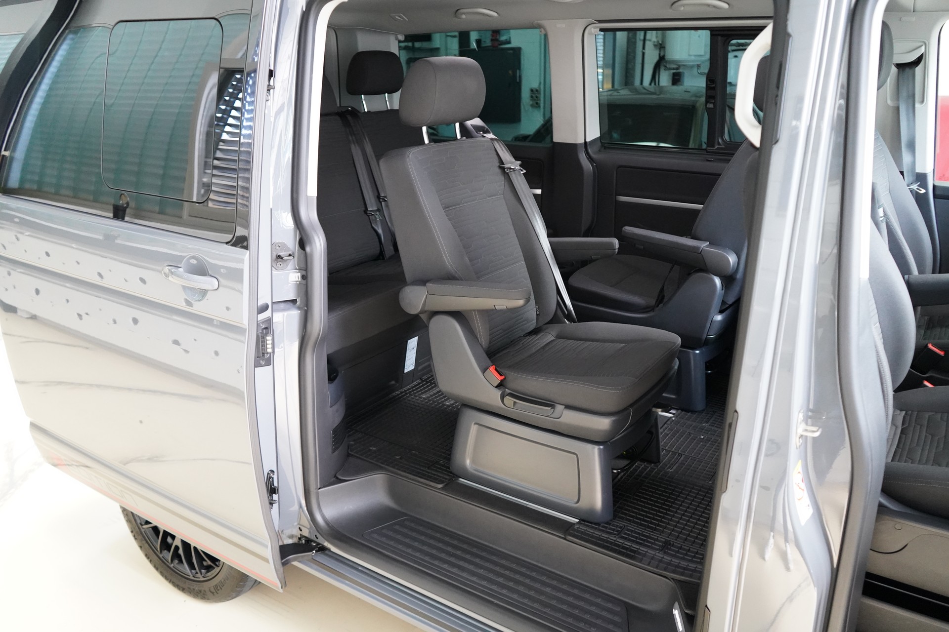 VW T6.1 Multivan 2.0 TDI Liberty Edition DSG-image-23