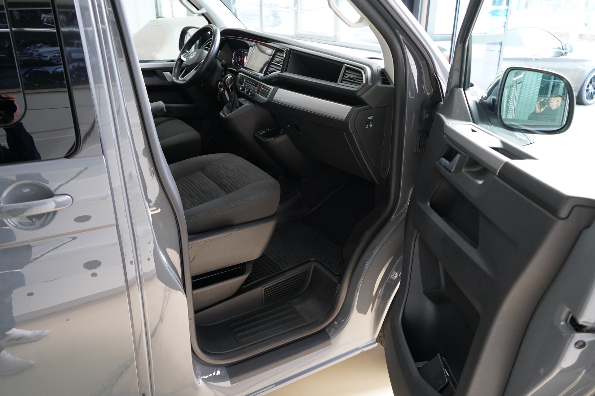 VW T6.1 Multivan 2.0 TDI Liberty Edition DSG-image-21