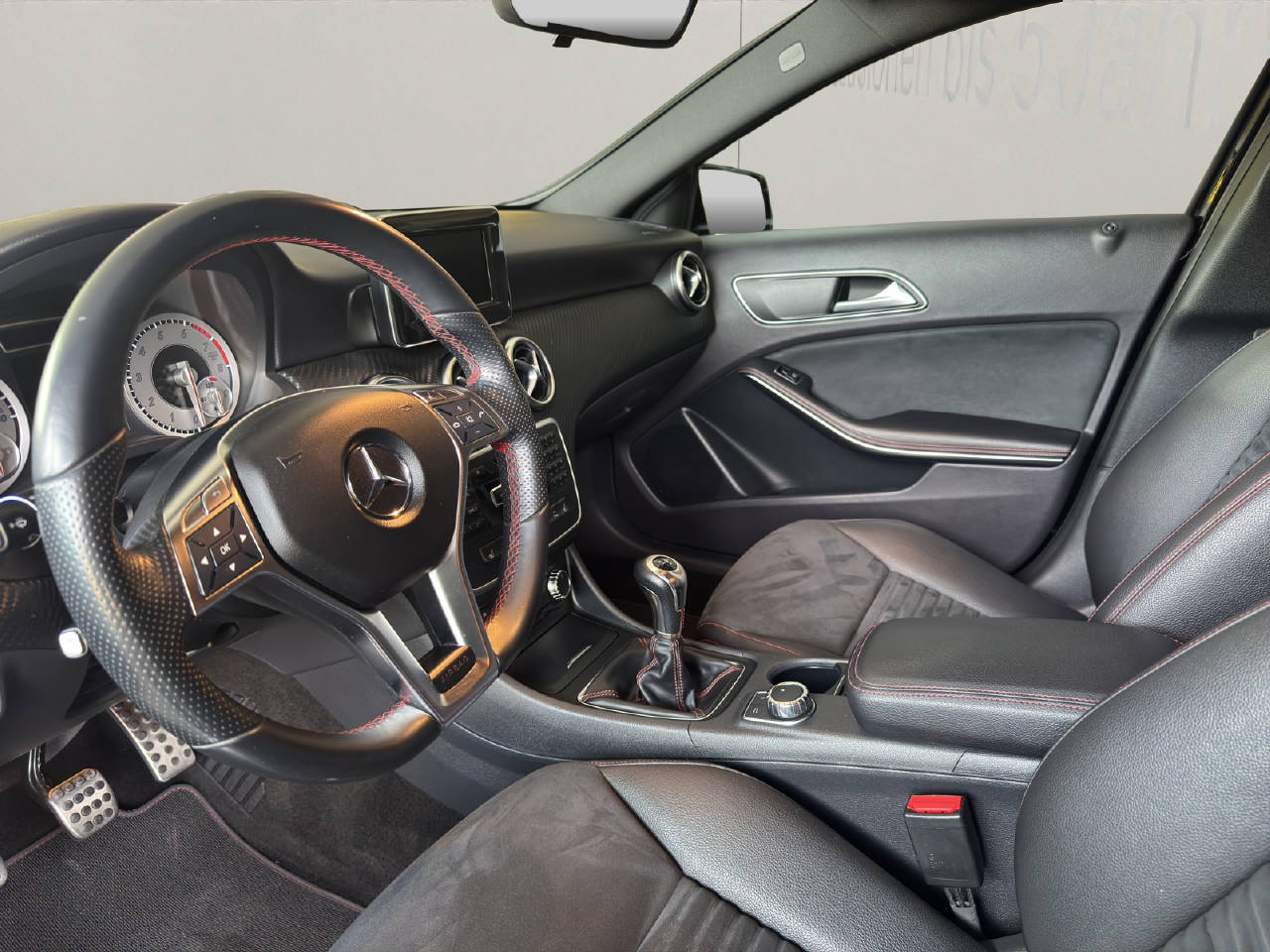MERCEDES-BENZ A 180 AMG Line-image-4