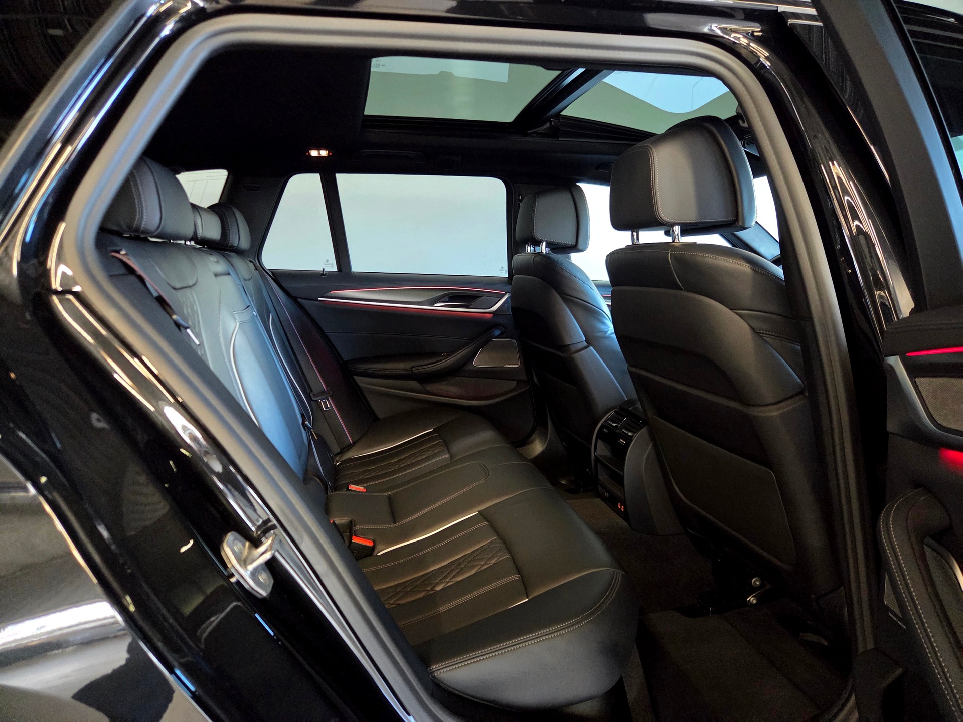 BMW 540d xDrive M-Sport Touring-image-23