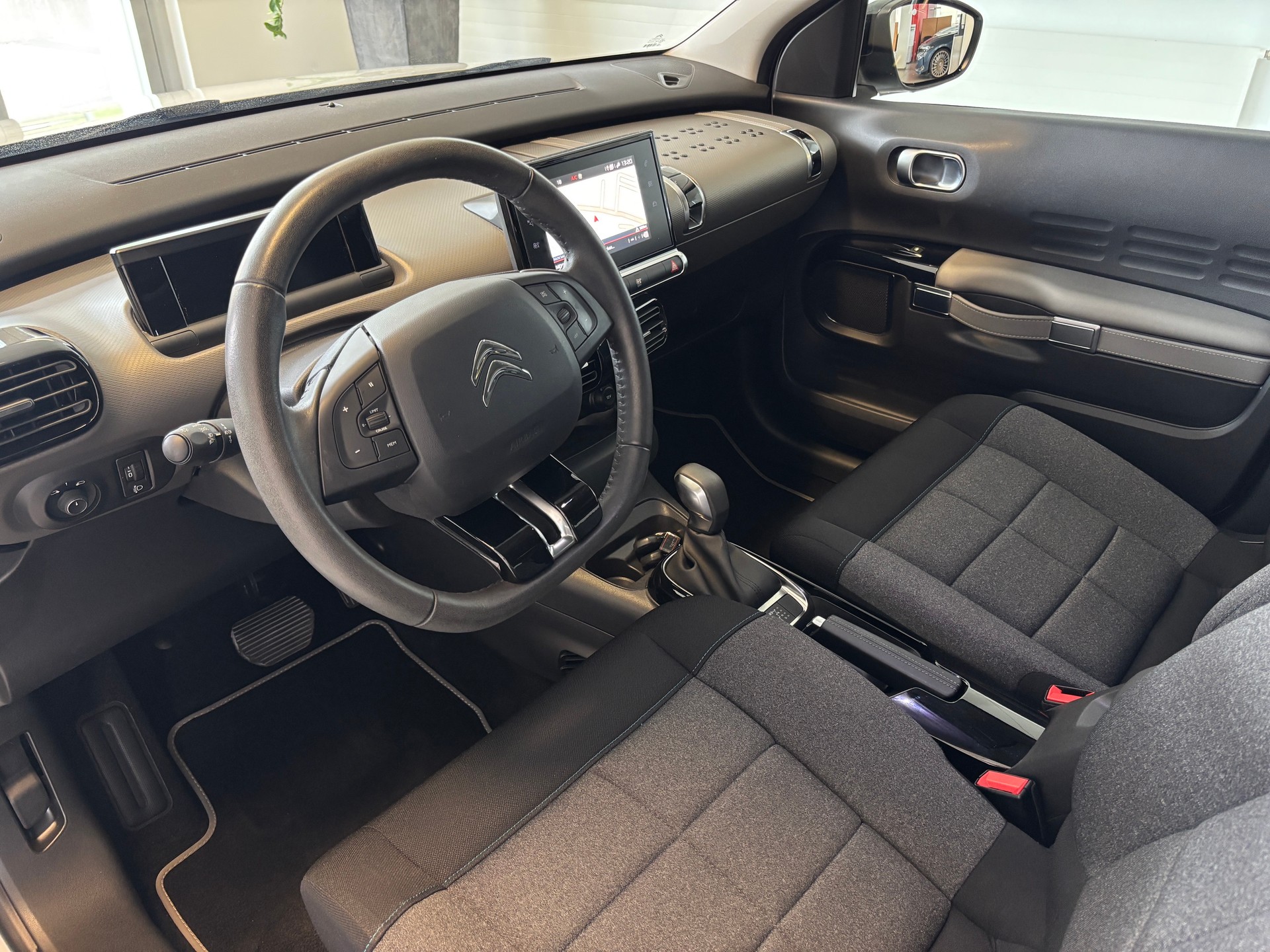 CITROEN C4 Cactus 1.2 Pure Tech Shine EAT6-image-4