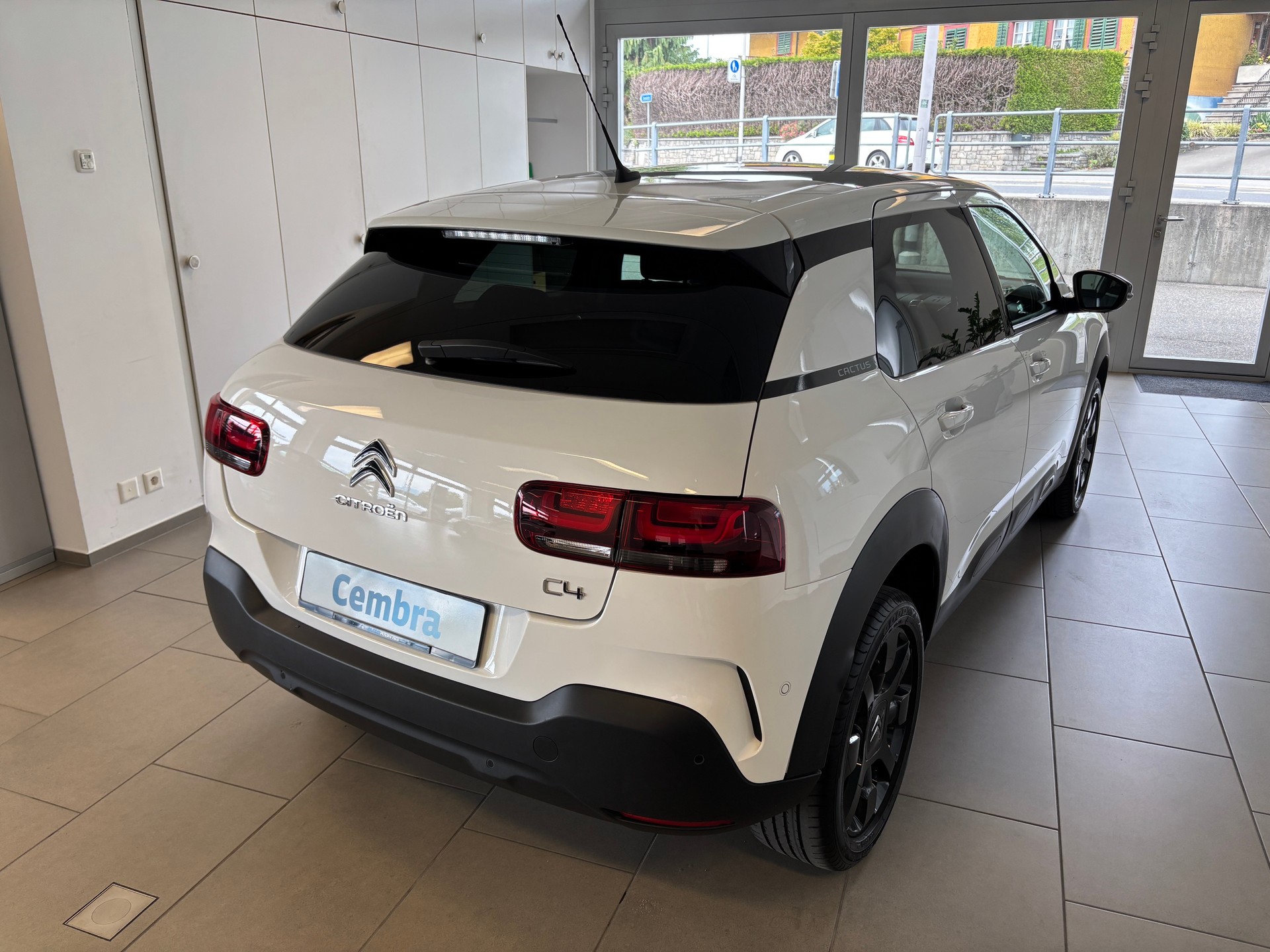 CITROEN C4 Cactus 1.2 Pure Tech Shine EAT6-image-2