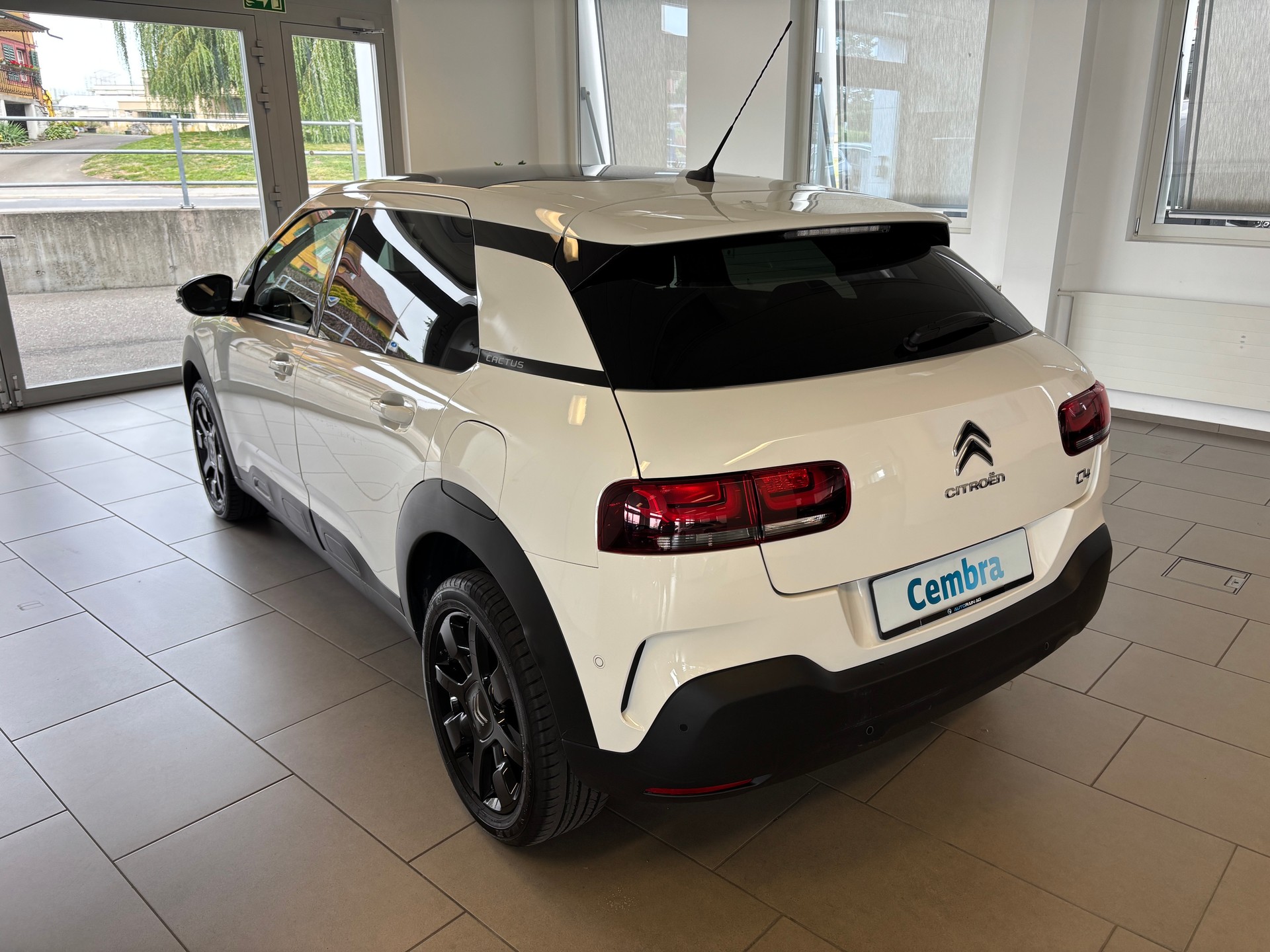 CITROEN C4 Cactus 1.2 Pure Tech Shine EAT6-image-3