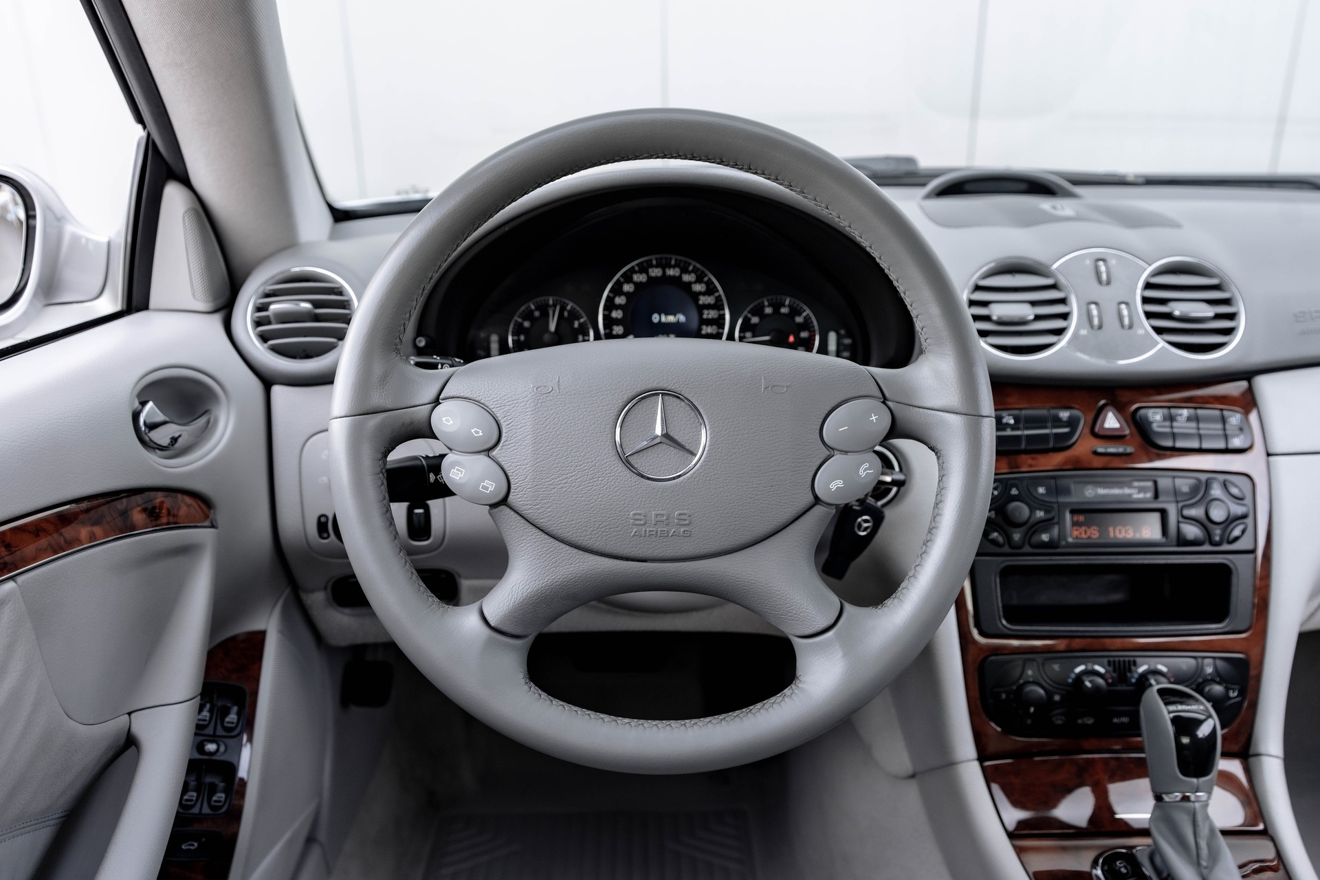 MERCEDES-BENZ CLK 320 Elégance Automatic * FRISCH AB SERVICE * GEPFLEGTES FAHRZEUG *-image-10