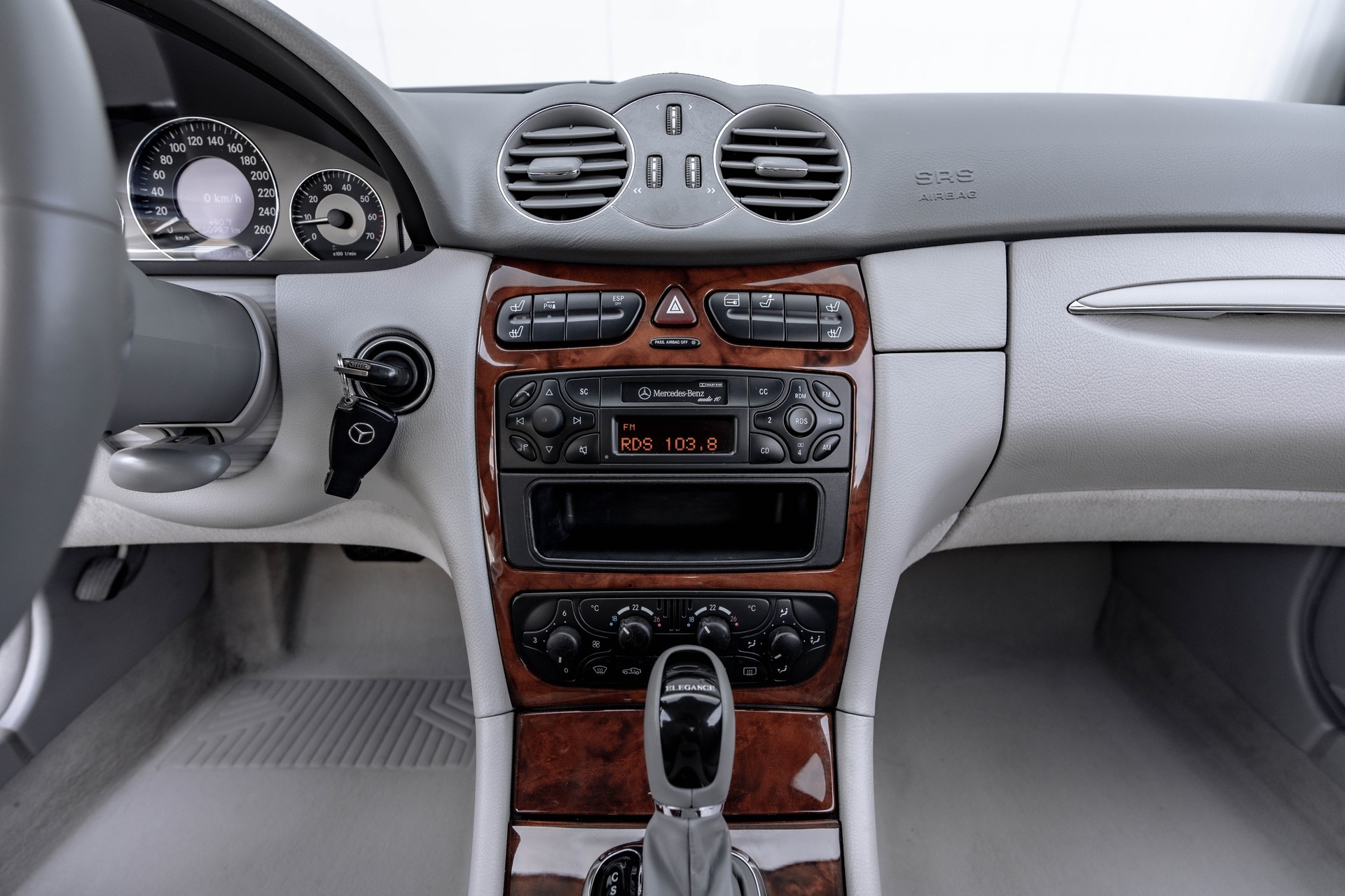 MERCEDES-BENZ CLK 320 Elégance Automatic * FRISCH AB SERVICE * GEPFLEGTES FAHRZEUG *-image-16