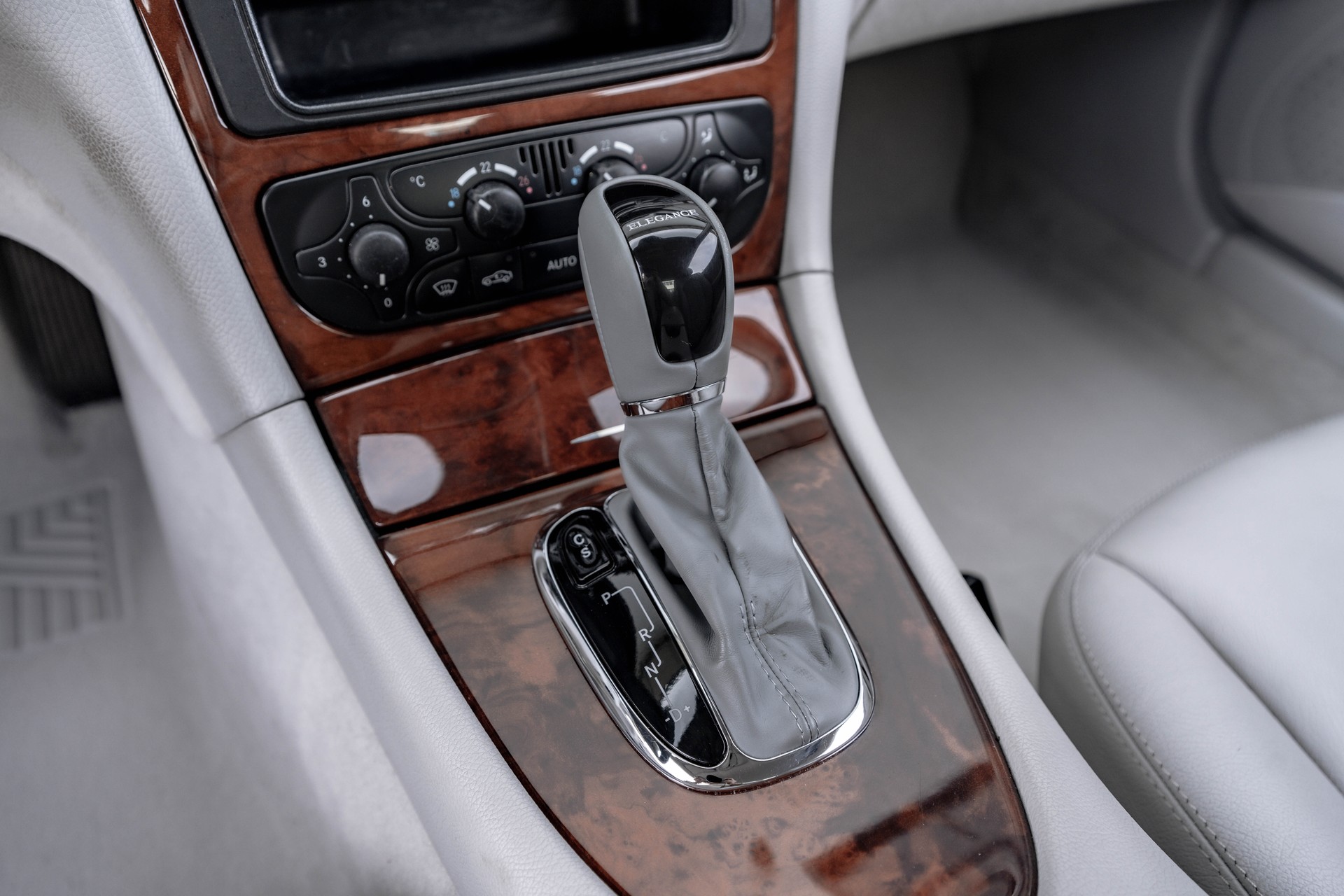 MERCEDES-BENZ CLK 320 Elégance Automatic * FRISCH AB SERVICE * GEPFLEGTES FAHRZEUG *-image-19