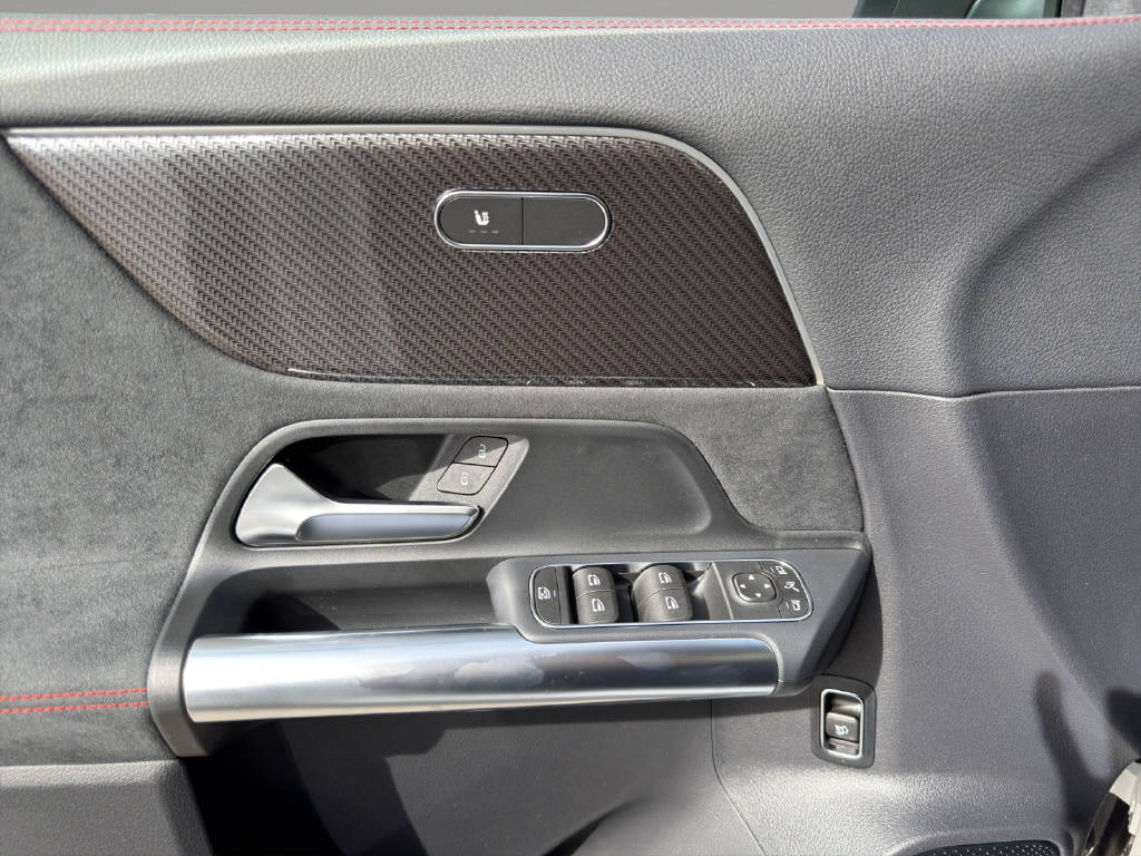 MERCEDES-BENZ GLA 220 d Swiss Star AMG Line 4matic-image-11