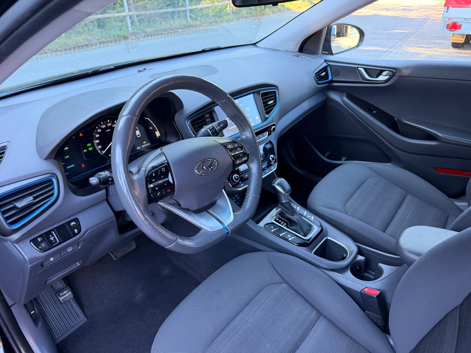 HYUNDAI Ioniq 1.6 GDi HEV Amplia DCT MFK-image-9