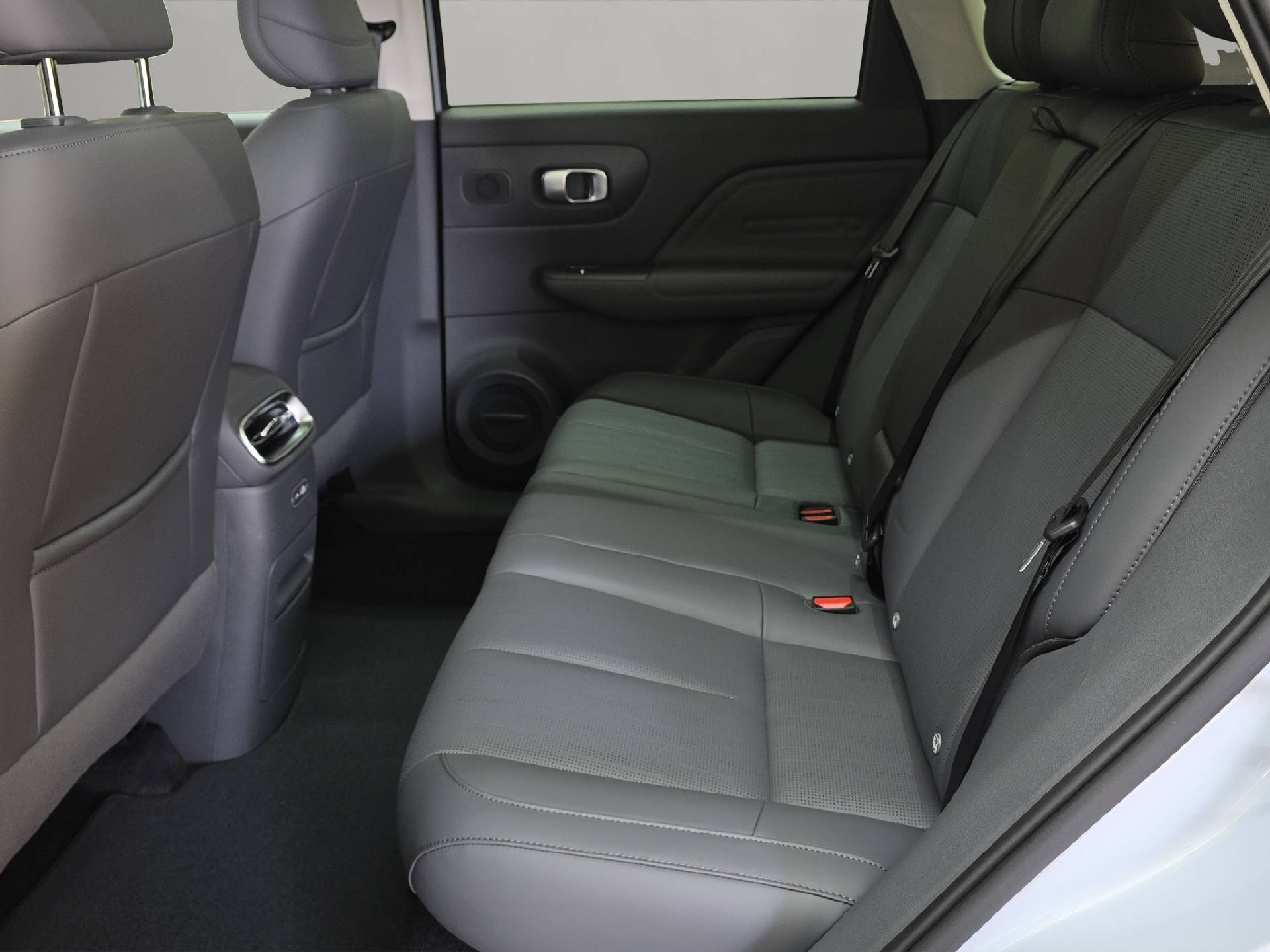 LEAPMOTOR B10 EV-image-9