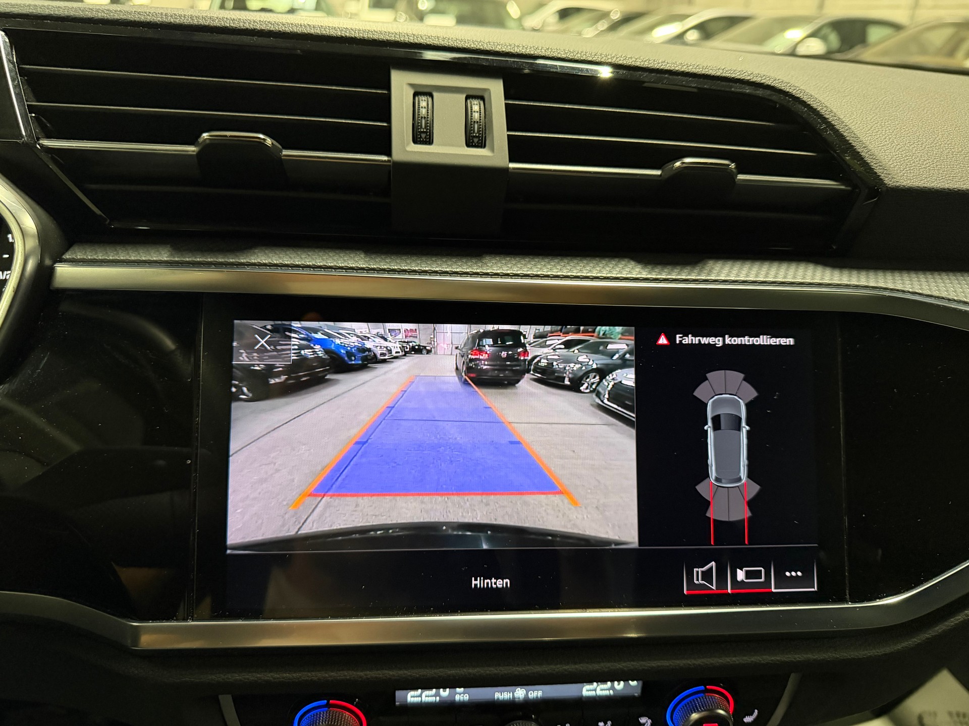 AUDI Q3 40 TFSI S line quattro S-tronic-image-18