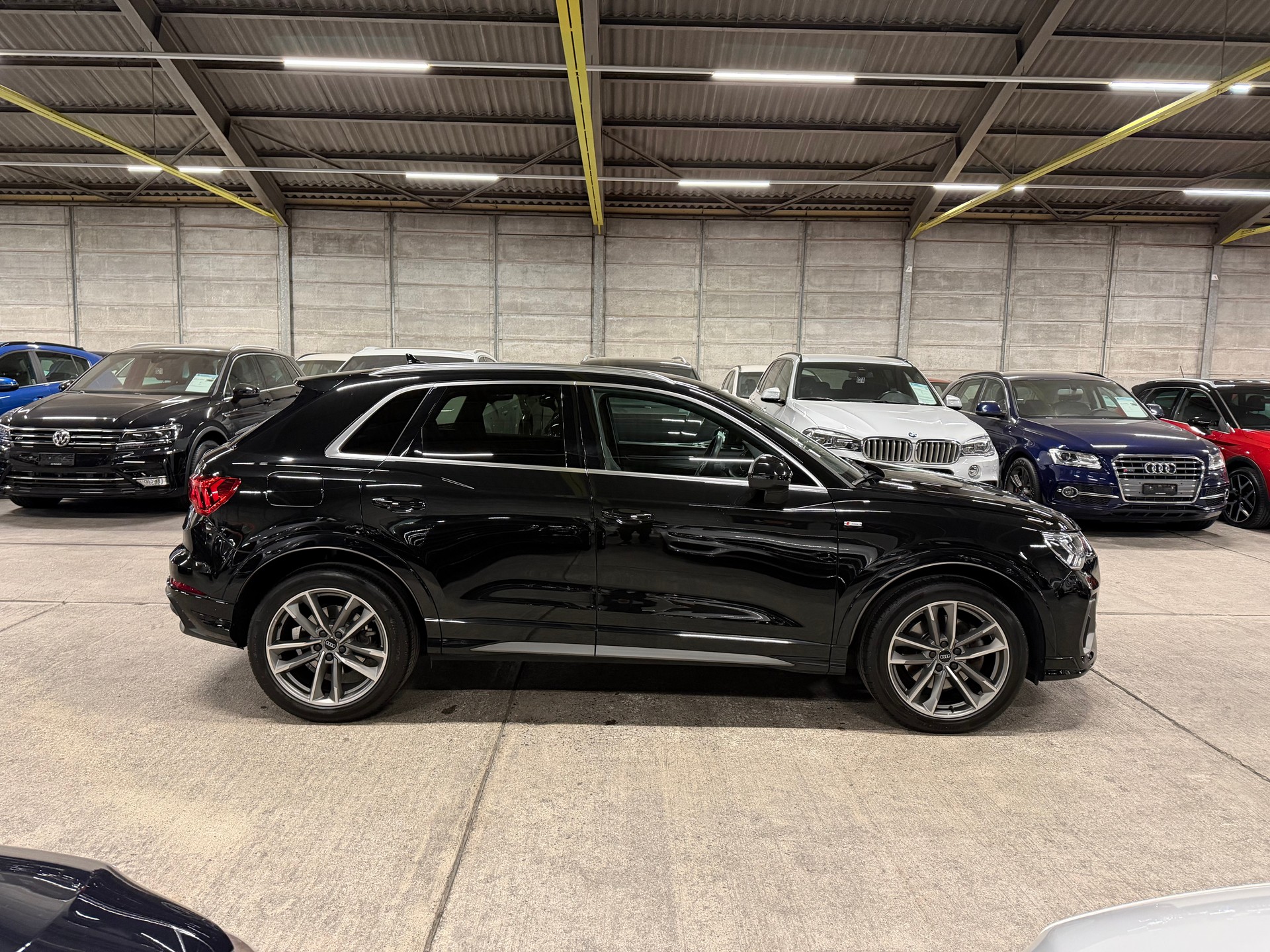 AUDI Q3 40 TFSI S line quattro S-tronic-image-3