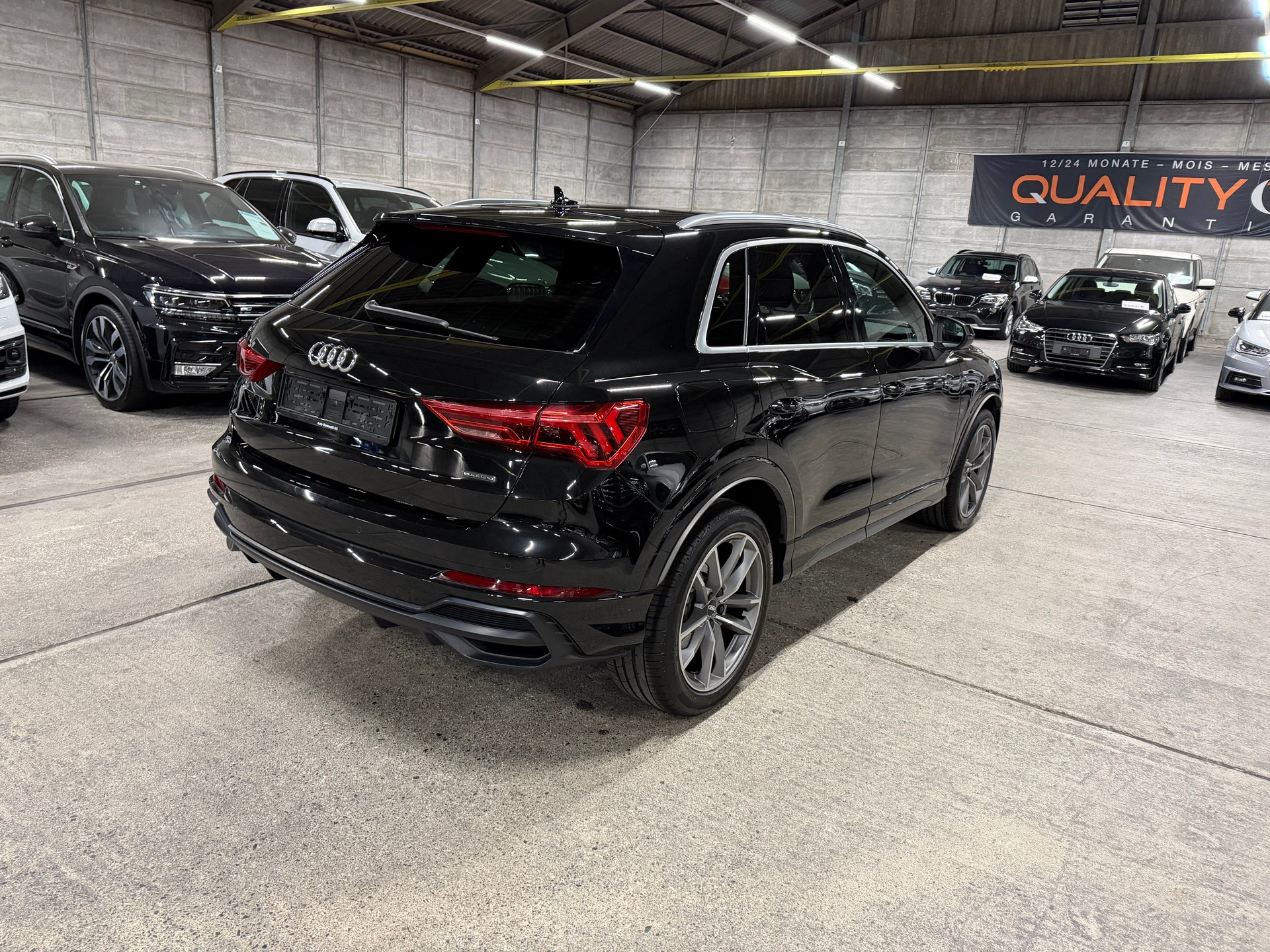 AUDI Q3 40 TFSI S line quattro S-tronic-image-4