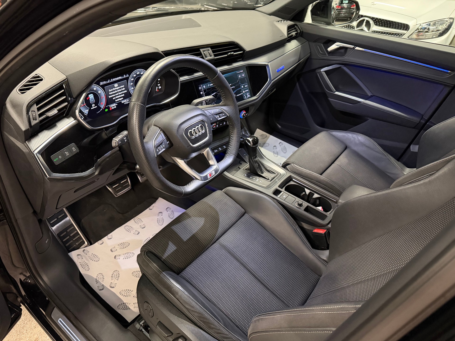 AUDI Q3 40 TFSI S line quattro S-tronic-image-11