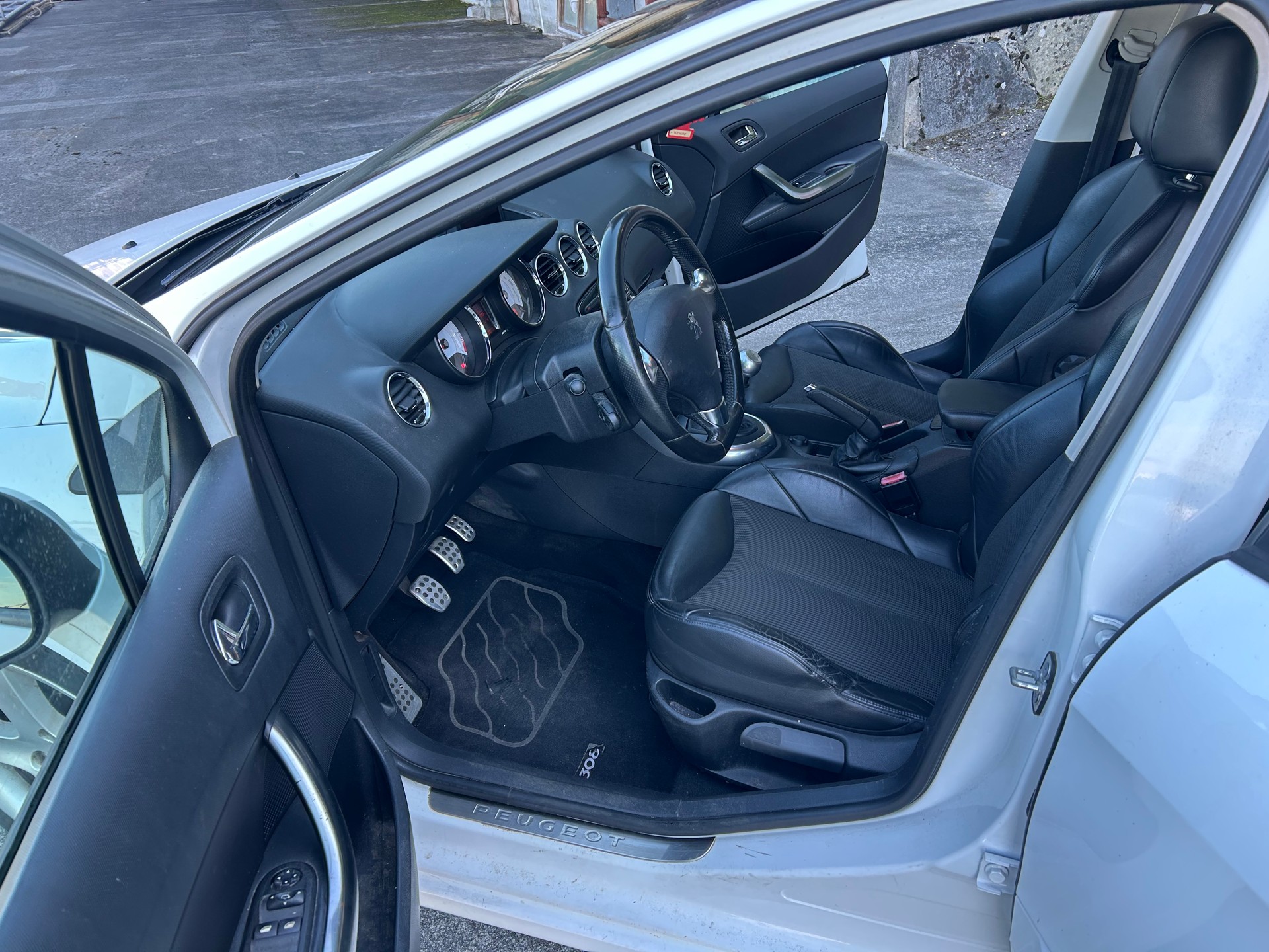 PEUGEOT 308 1.6 16V T GTi-image-14