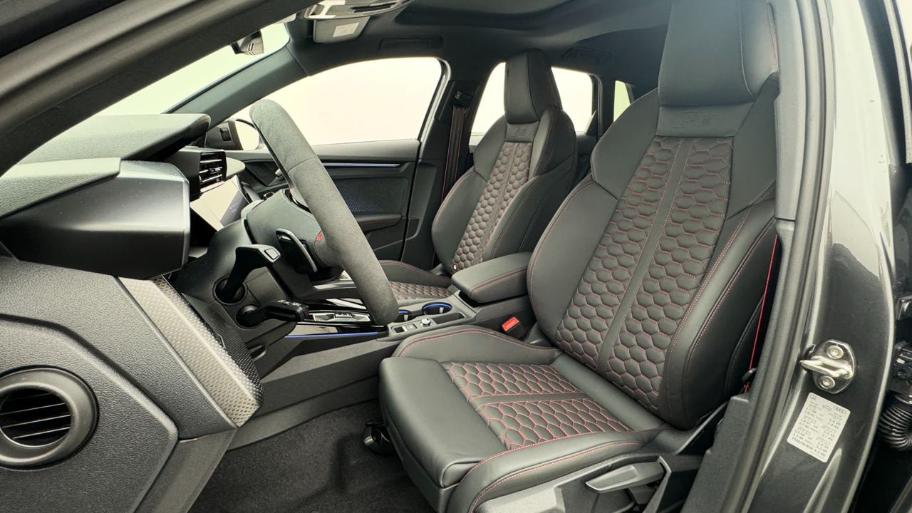 AUDI RS3 Sportback 2.5 TSI quattro S-tronic-image-4