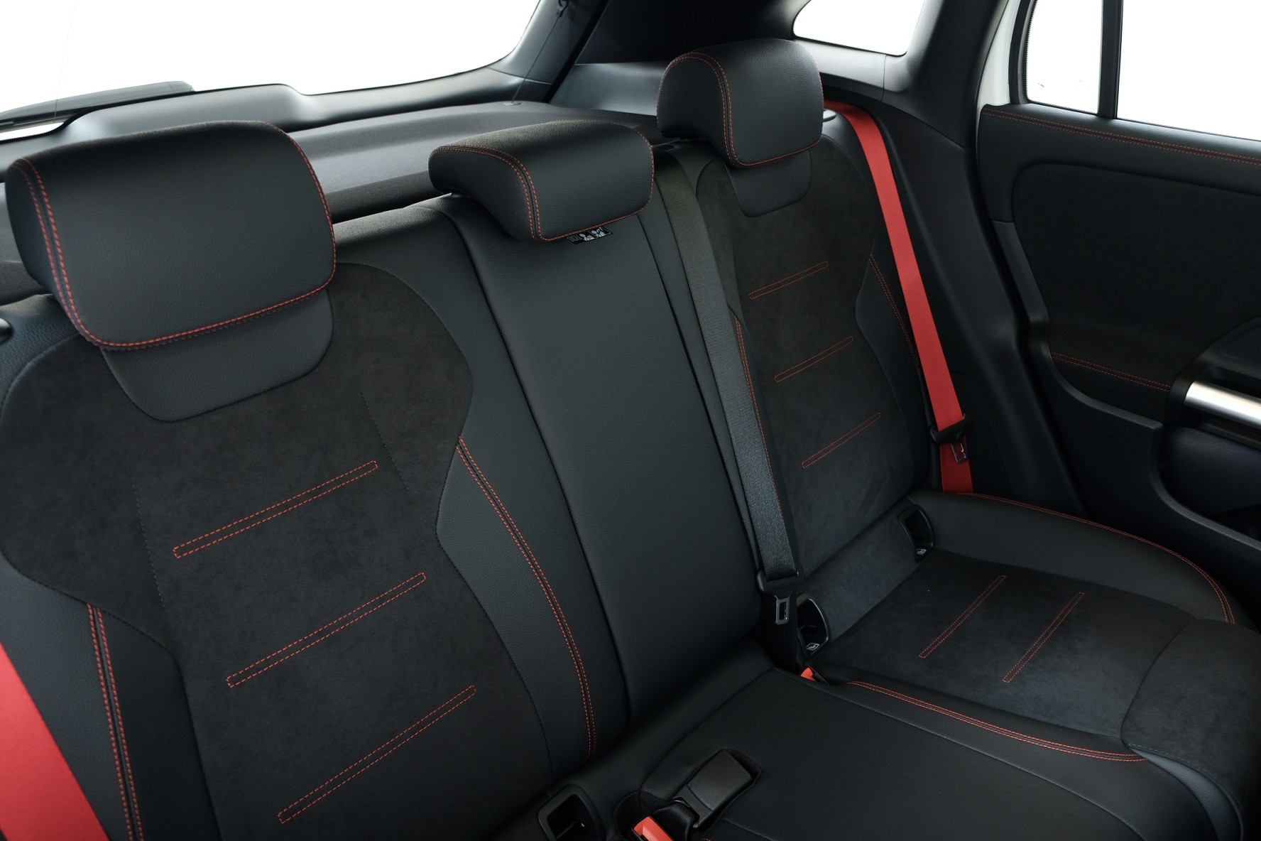 MERCEDES-BENZ GLA 35 AMG 4matic H247-image-13