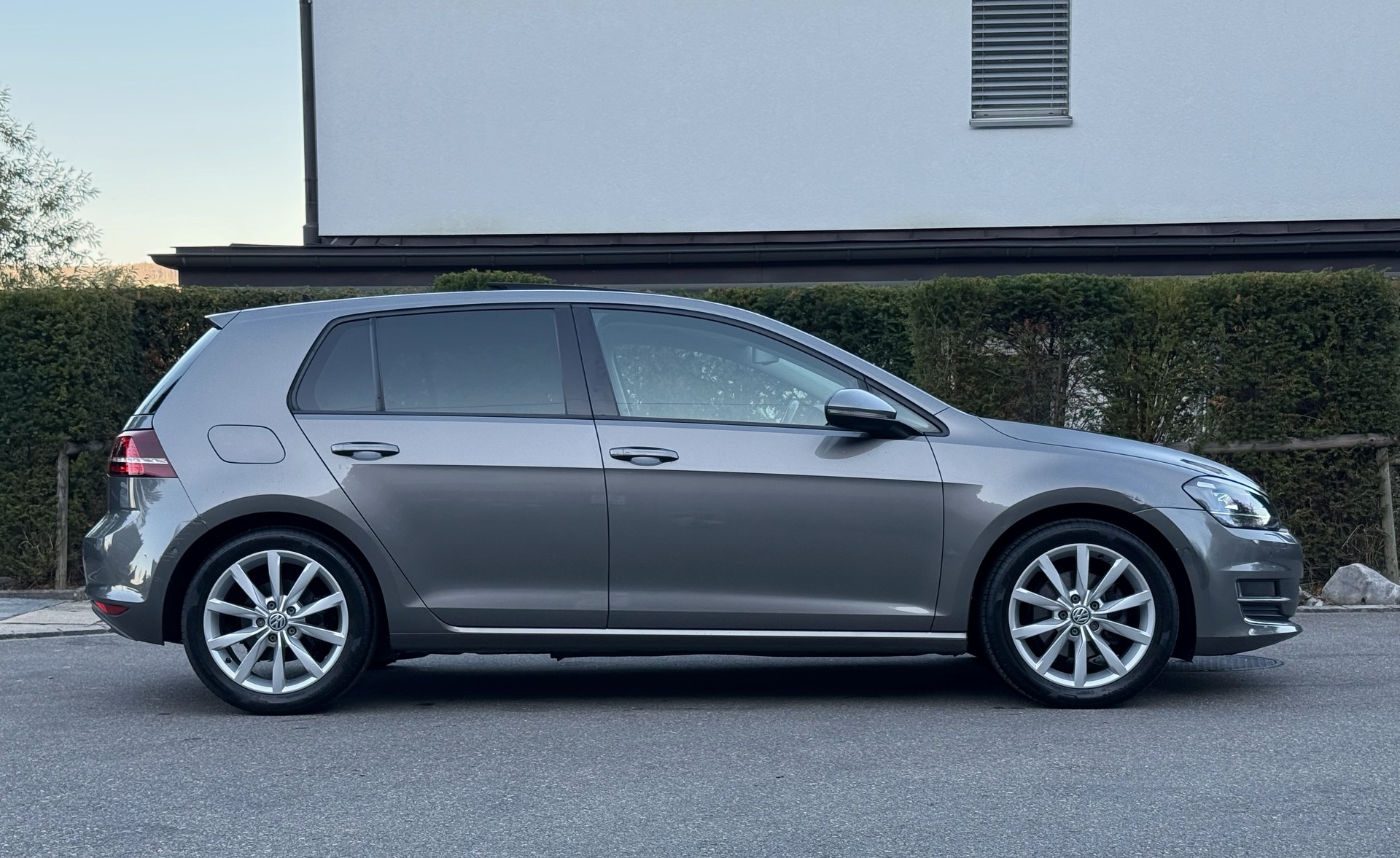 VW Golf 1.4 TSI Highline DSG 140 PS | Panorama | ACC | Leder | CarPlay | Kamera-image-2