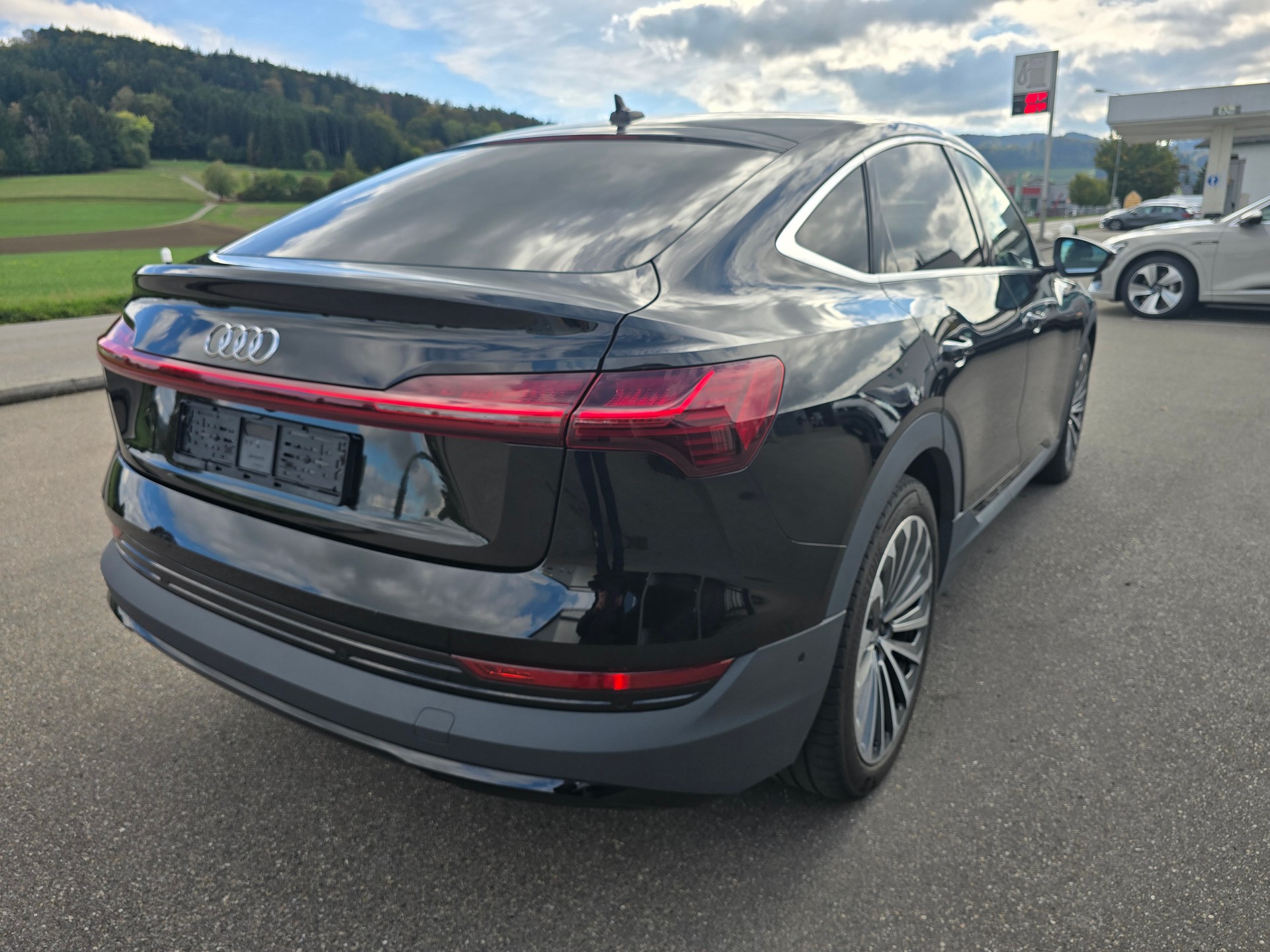 AUDI e-tron 50 Sportback Attraction quattro-image-4