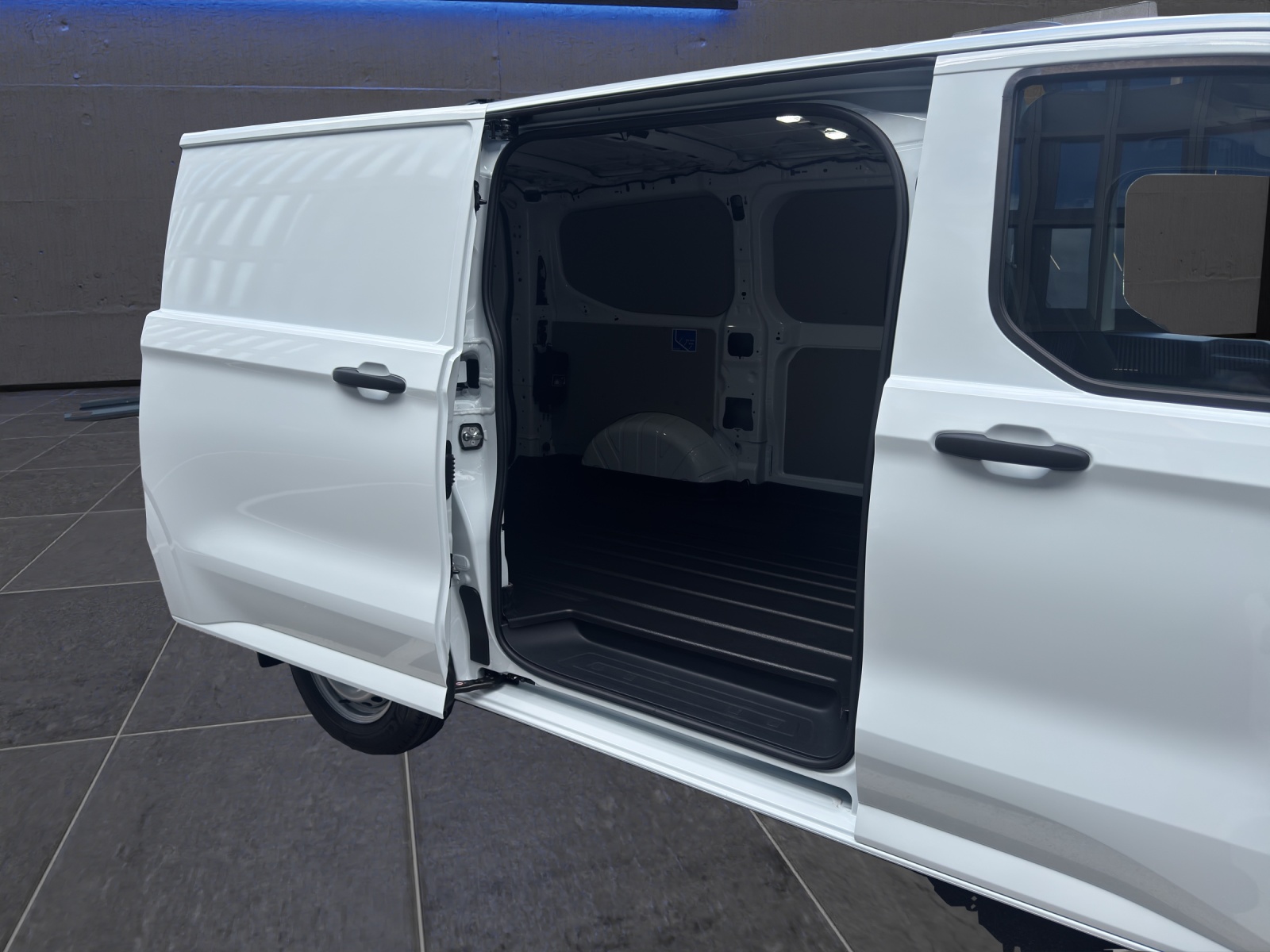 FORD Transit Custom Van 320 L1 2.0 EcoBlue 136PS Trend Automat-image-18