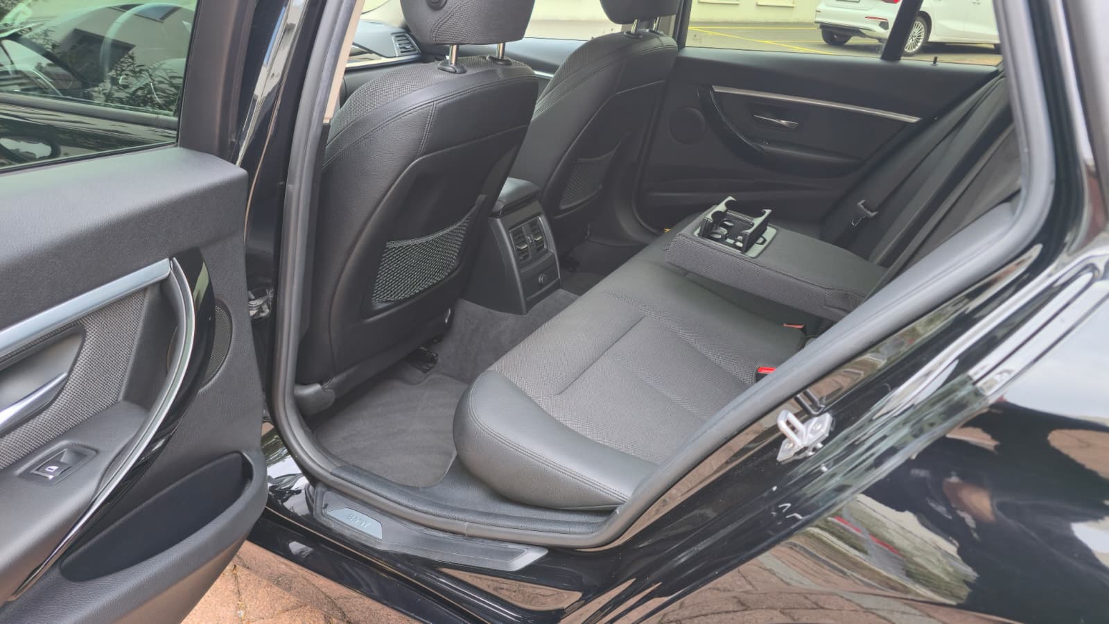 BMW 320d xDrive Touring Sport Line Steptronic| Frisch ab MFK und Service| Elk Anhänger Kupplung| **Top Ausstattung**-image-12