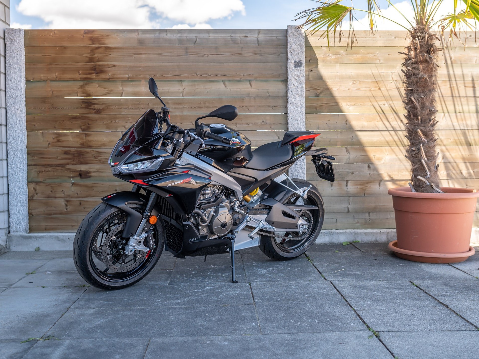 APRILIA Tuono 660 Factory-showroom-element-3
