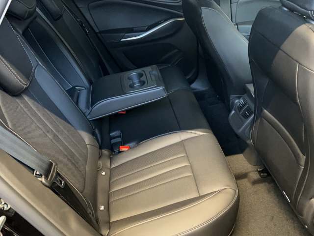 OPEL Grandland 1.6T/225 Elegance Hybrid-image-10