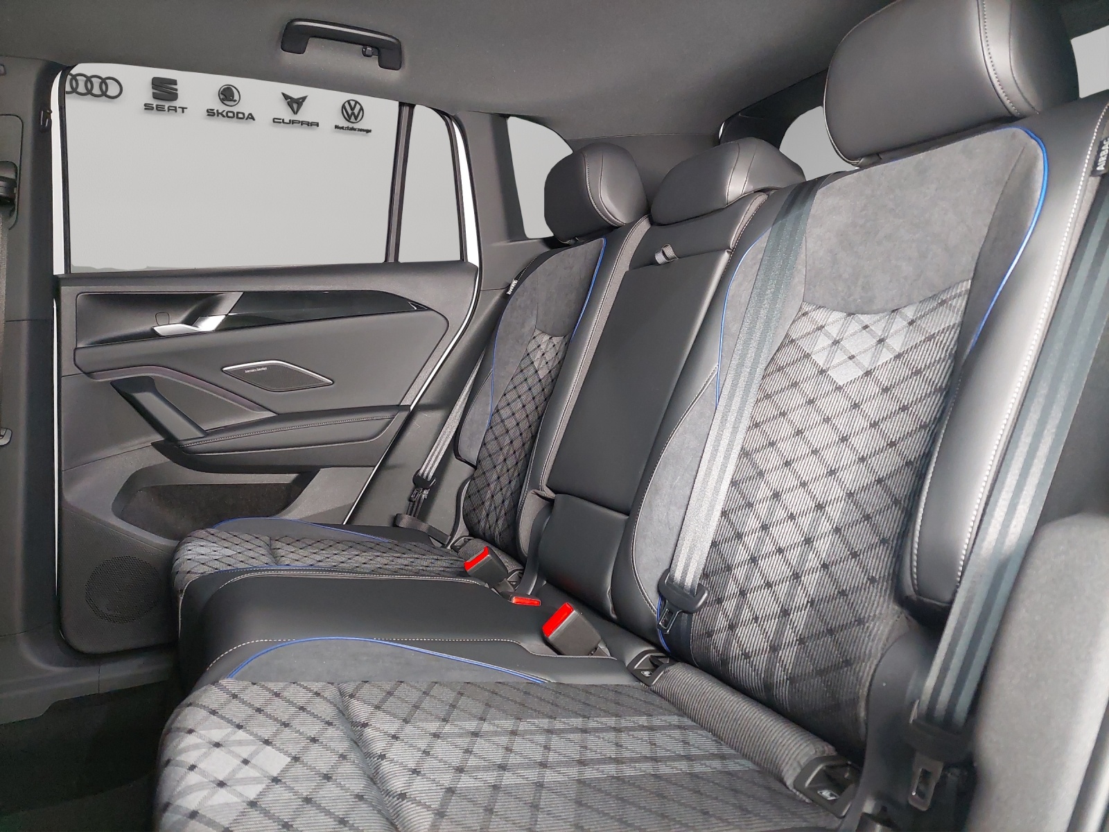 VW VW Tiguan R-Line-image-8